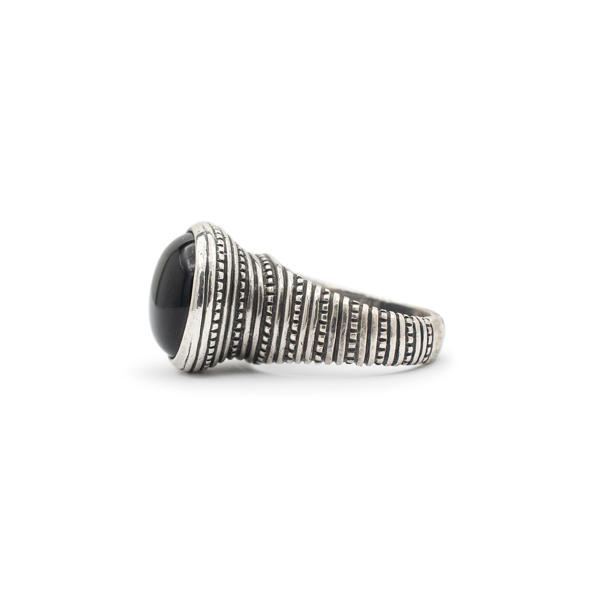 Brand: James Avery

Gender: Ladies

Metal Type: 925 Sterling Silver

Size: 6

Shank Maximum Width: 4.60 mm

Weight: 9.60 grams

Ladies silver solitaire ring. The 