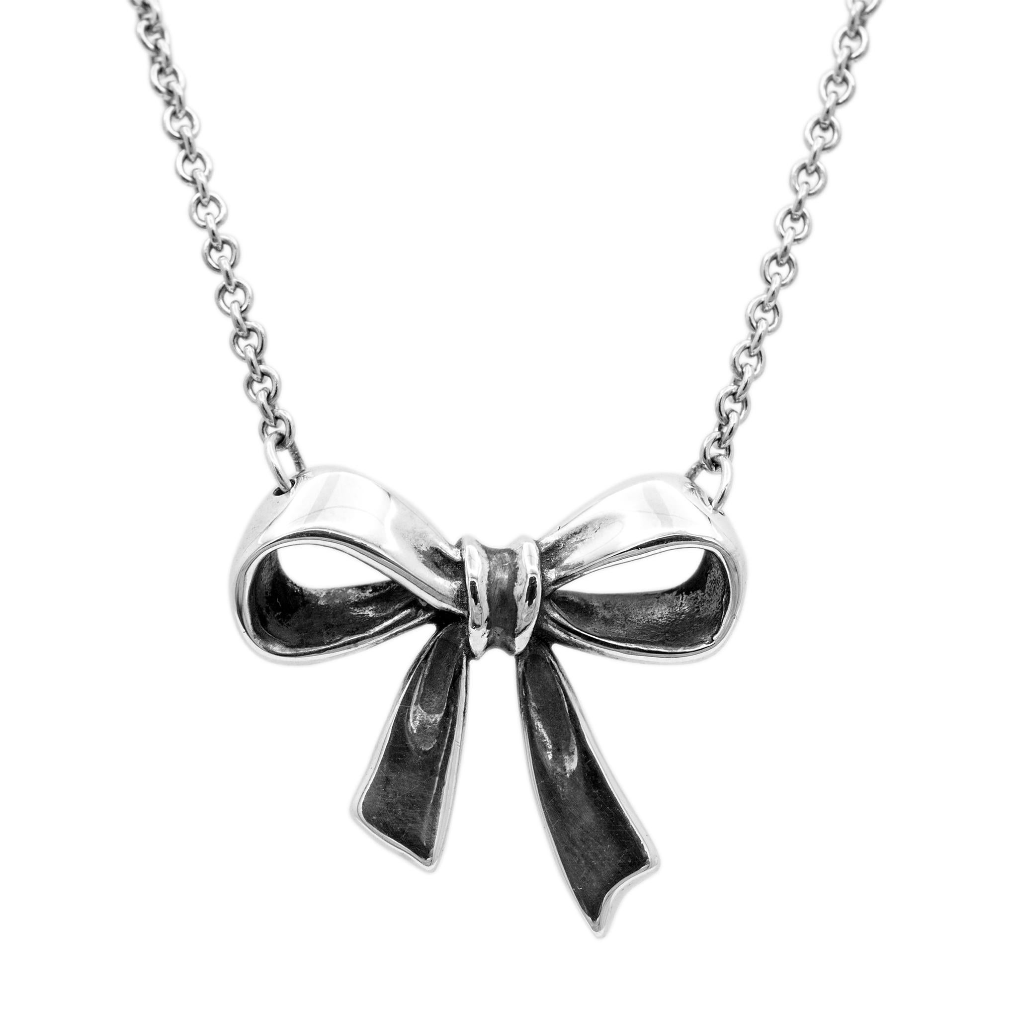 Brand: James Avery

Gender: Ladies

Metal Type: 925 Sterling Silver

Length: 18.00 Inches

Width: 25.00 mm

Weight: 9.50 grams

One ladies silver necklace. The 