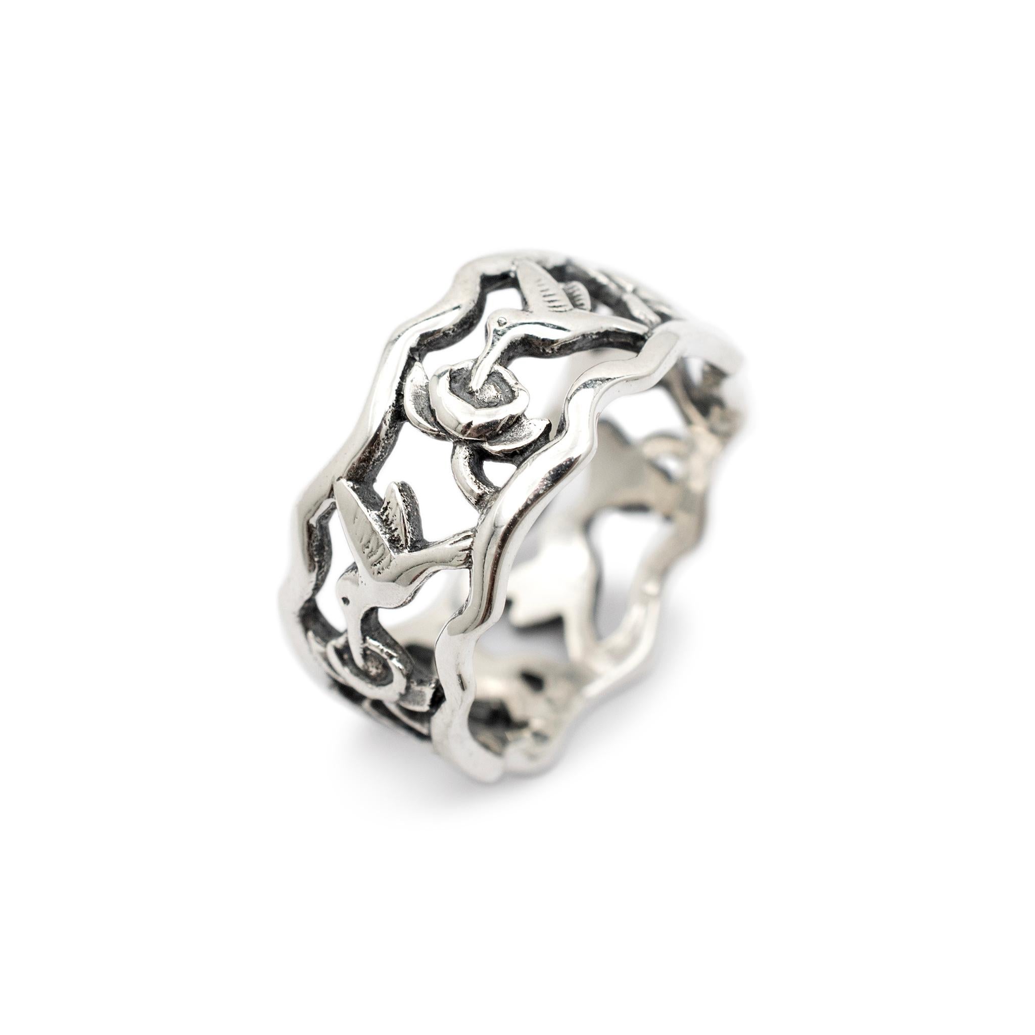 Brand: James Avery

Gender: Ladies

Metal Type: 925 Sterling Silver

Size: 7

Shank Maximum Width: 9.40 mm

Weight: 4.10 grams

Ladies silver cocktail ring. The 