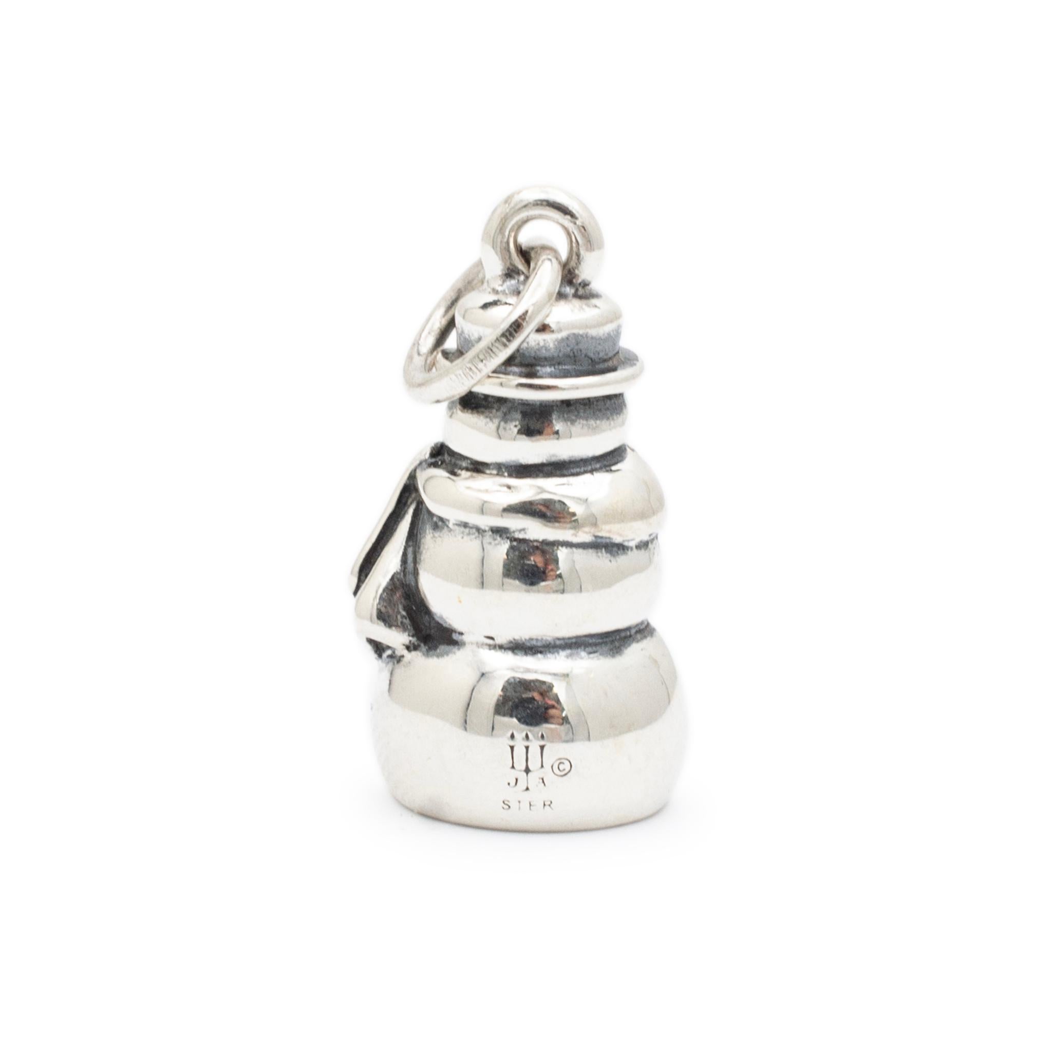 Marke: James Avery

Geschlecht: Damen

Metall Typ: 925 Sterling Silber

Gewicht: 3,80 Gramm

Silberner Slider-Anhänger für Damen im klassischen Stil. Graviert mit 