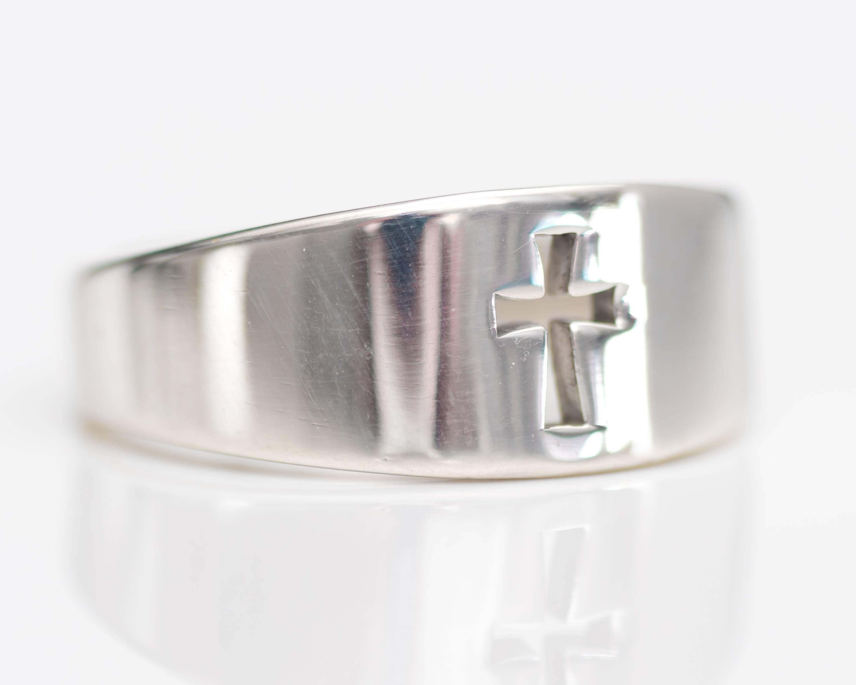 James Avery Crosslet Ring - Sterling Silver

Iconic All-American jewelry designer James Avery keeps things simple.
This beautifully designed and crafted band ring exemplifies his distinctive style. This ring is crafted from high polish, shiny