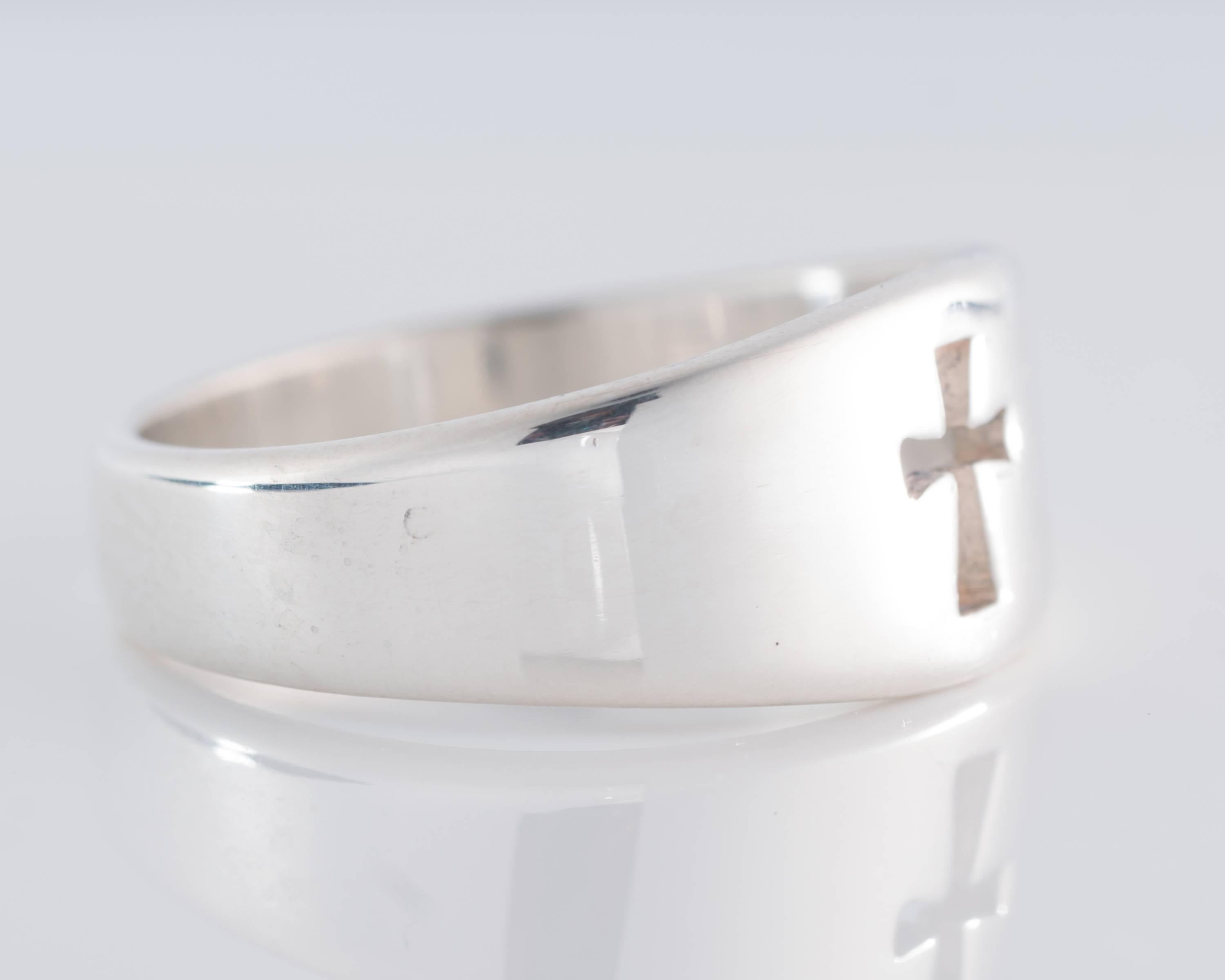 James Avery Crosslet Ring - Sterling Silver

Iconic All-American jewelry designer James Avery keeps things simple.
This beautifully designed and crafted band ring exemplifies his distinctive style. This ring is crafted from high polish, shiny