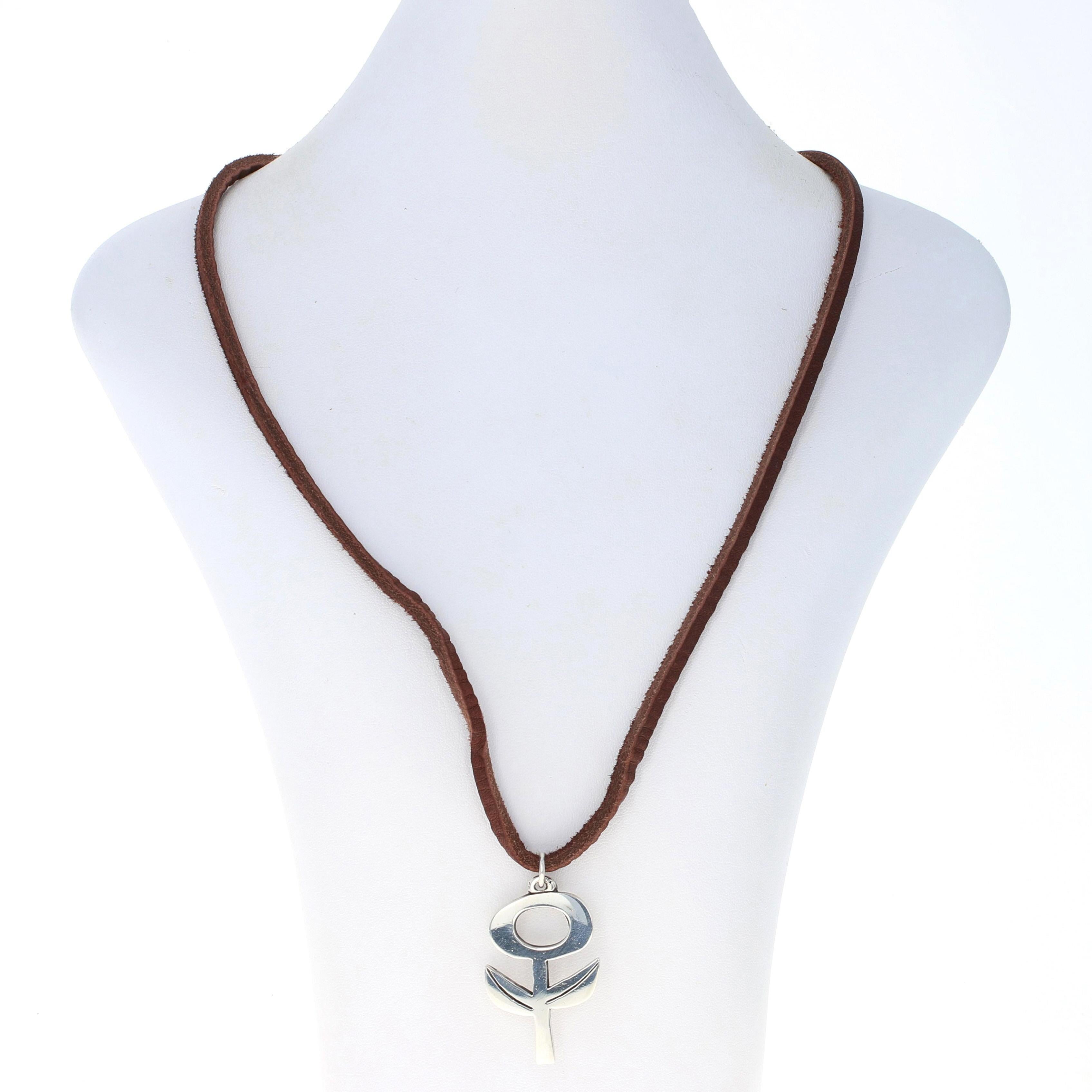 Marke: James Avery
Entwurf: Französische Blume (im Ruhestand)

Metallgehalt: Sterling Silber

Stil: Anhänger
Halskette Stil: Kordel
Verschluss-Typ: Knopf & Schleife Schließe
Thema: Französische Blume

Beigefügter Anhänger Maße: 
Höhe (ab stationärem