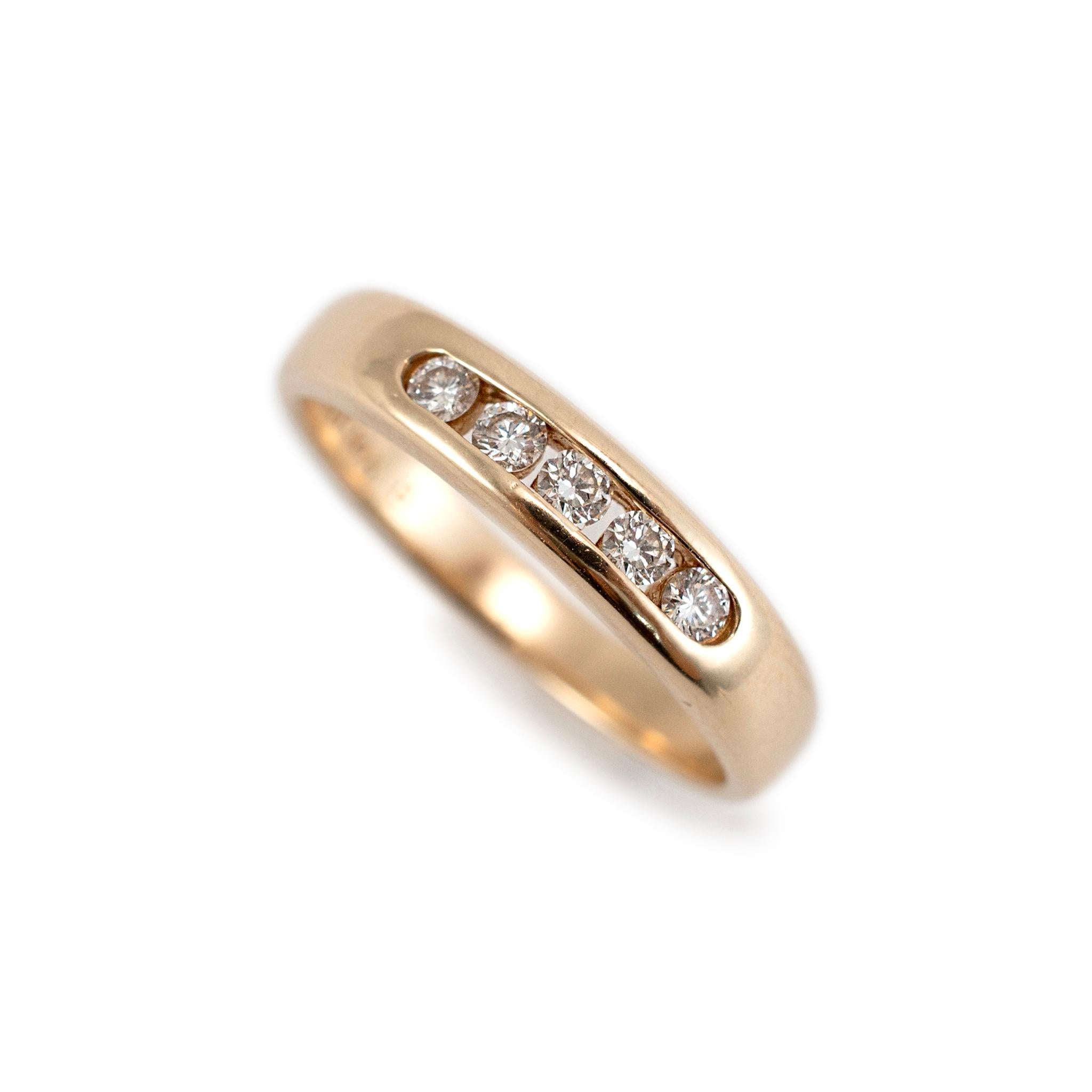 Marke: James Avery

Geschlecht: Damen

Metall Typ: 14K Gelbgold

Größe: 6

Breite: 3,90 mm

Gewicht: 2,91 Gramm

Ehering aus 14K Gelbgold mit fünf gekreuzten Diamanten und halbrundem Schaft. Das Metall wurde getestet und es wurde festgestellt, dass