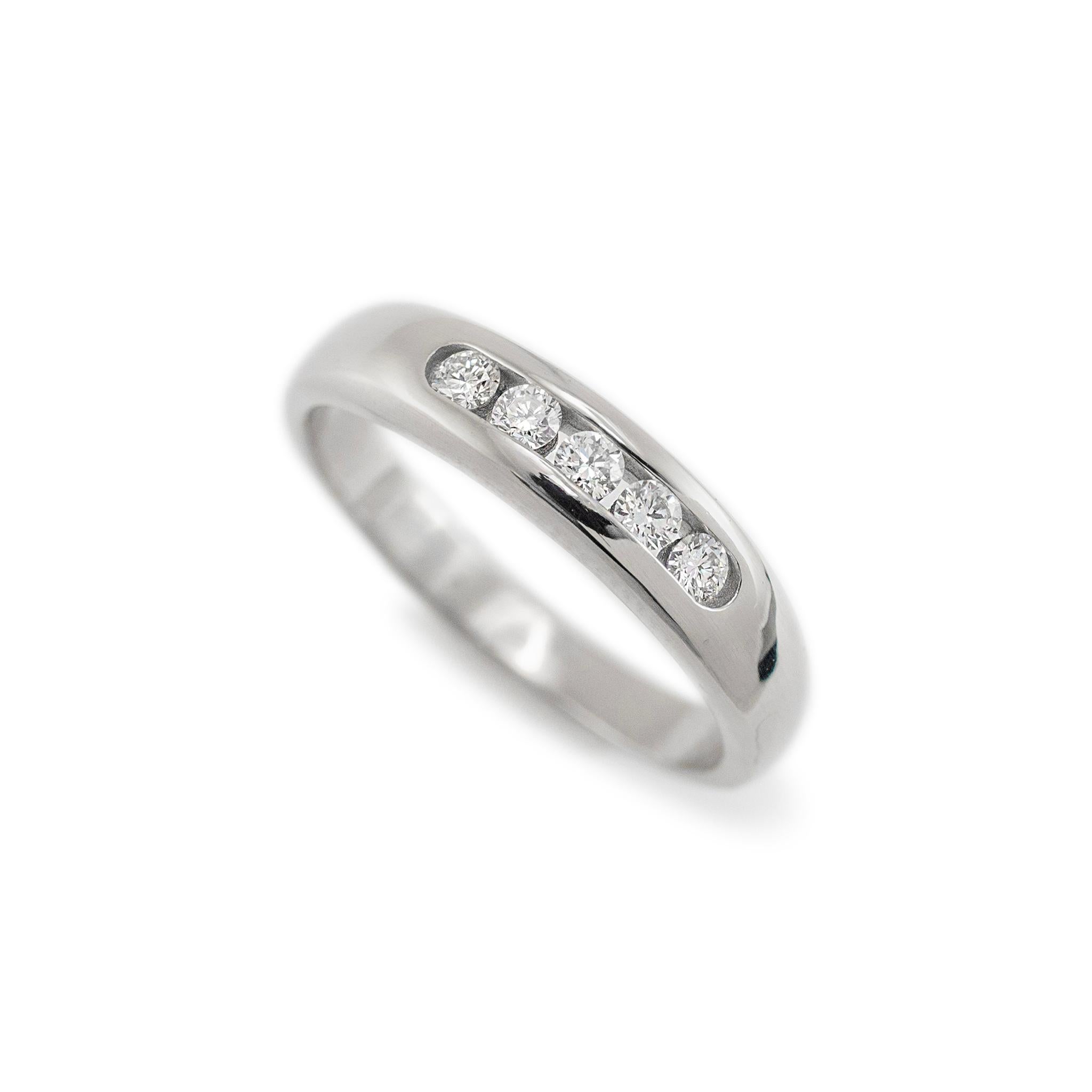 Brand: James Avery

Gender: Ladies

Metal Type: 18K White Gold

Ring Size: 6

Width: 4.00 mm

Weight: 3.84 grams

18K White Gold five-across diamond wedding band with a half-round shank. The metal was tested and determined to be 18K white gold.