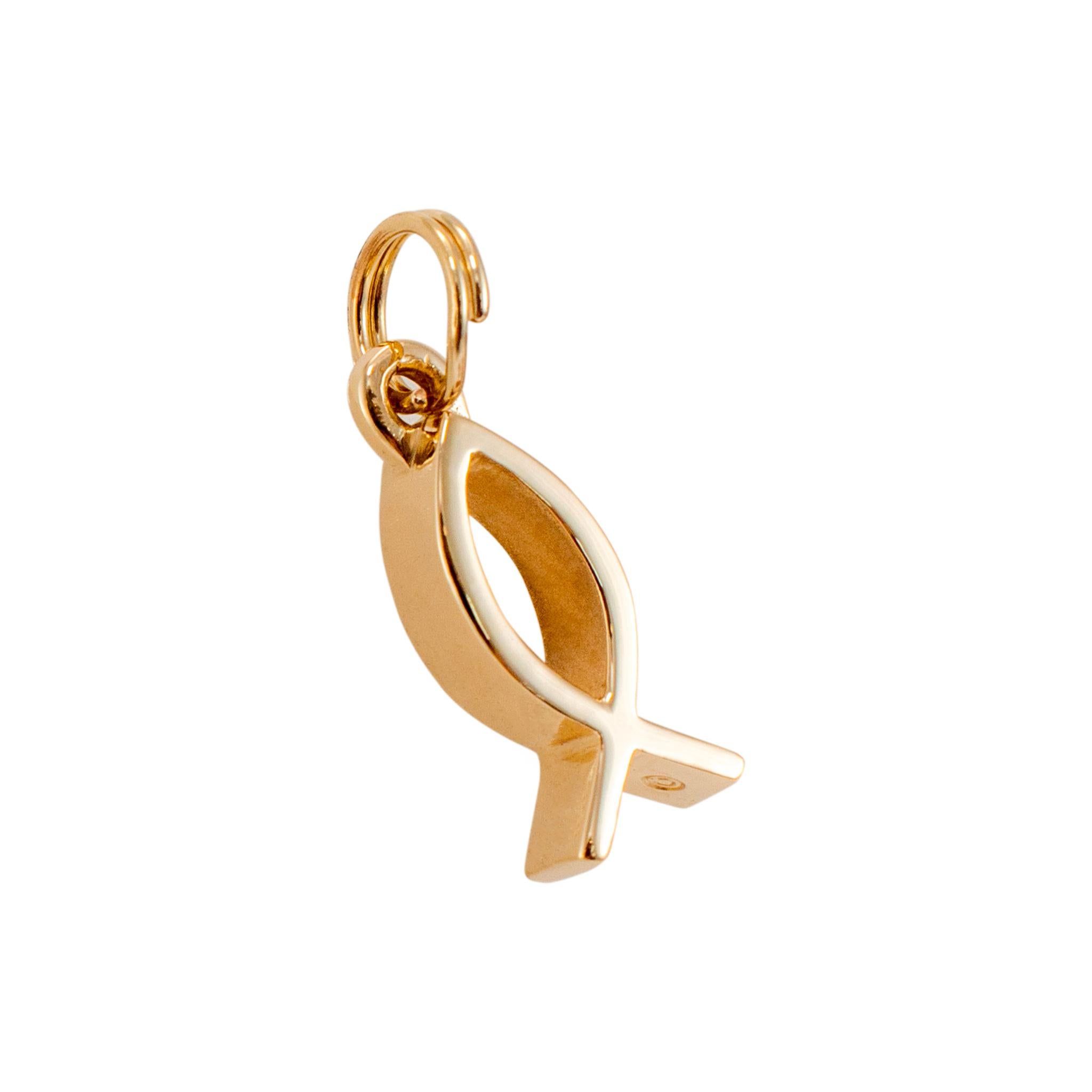 Marchio: James Avery 

Tipo di metallo: Oro giallo 14 carati

Lunghezza: 18,20 mm 

Larghezza: 7,35 mm

Peso: 2,52 grammi

Ciondolo in oro giallo 14K. Il metallo è stato testato ed è risultato essere oro giallo 14 carati. Inciso con 