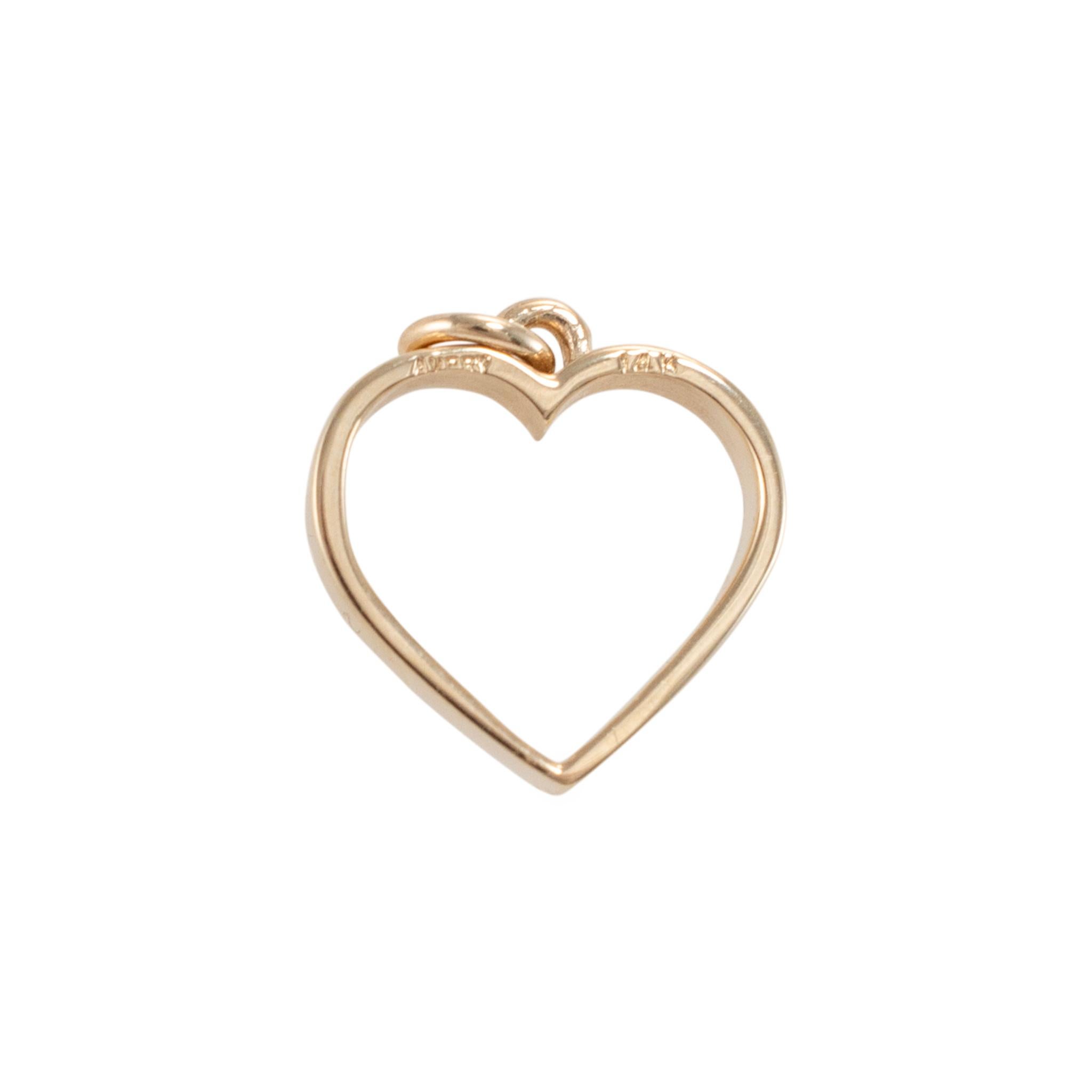 Marque : James Avery

Genre : Unisexe

Type de métal : Or jaune 14K

Longueur : 16,55 mm

Largeur : 15,70 mm

Poids : 1.89 grammes

Pendentif en forme de cœur en or jaune 14K poli, réalisé par un designer. Le métal a été testé et il a été déterminé