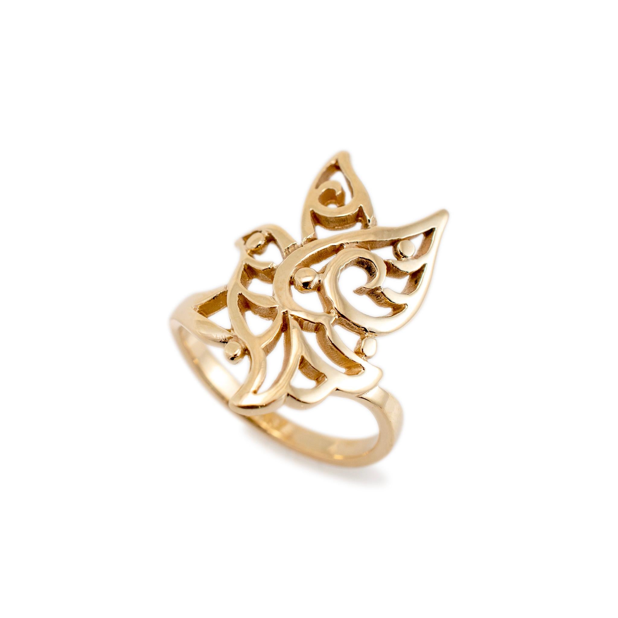 Marque : James Avery 

Genre : Dames 

Type de métal : Or jaune 14K

Taille de l'anneau : 7.25

Largeur : 2,80 mm se rétrécissant à 2,35 mm

Poids : 4,93 grammes

Bague de cocktail en or jaune 14 carats pour dames avec une tige demi-ronde. Le métal