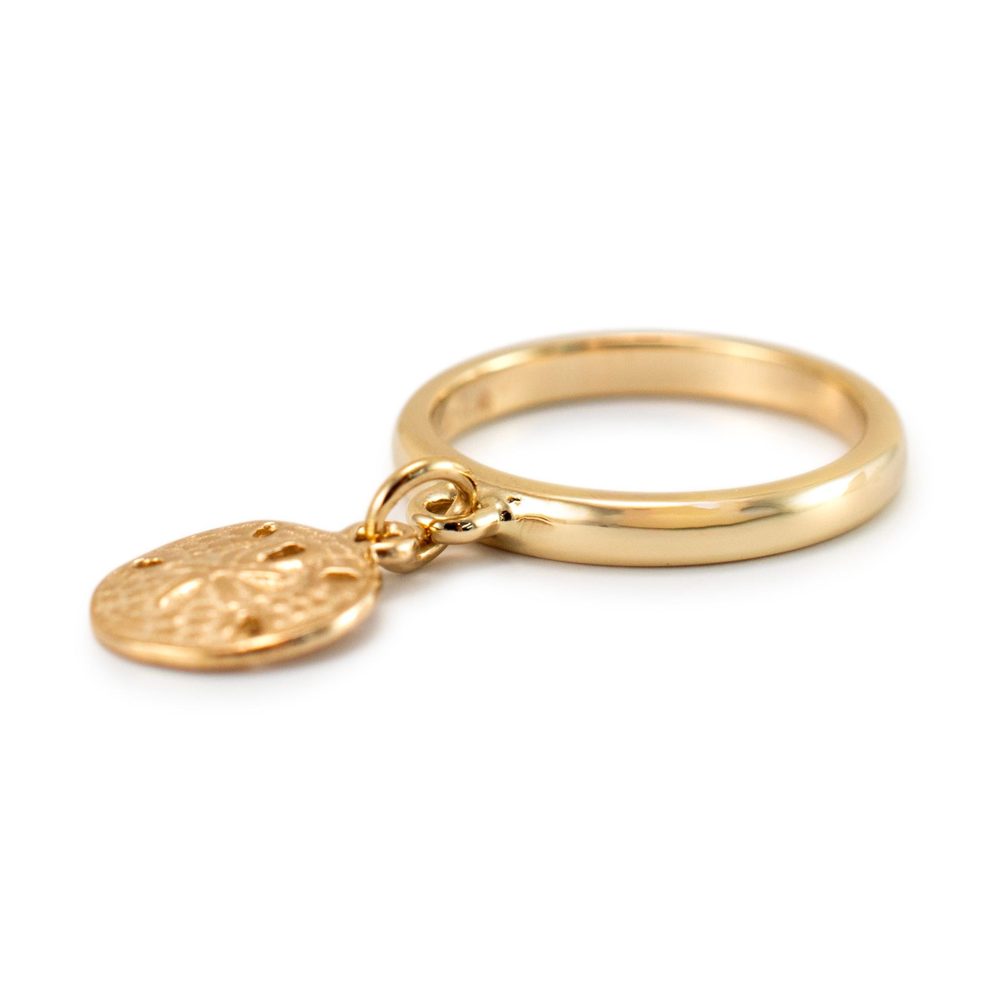 James Avery, bague jonc breloque en or jaune 14 carats avec pendentif en forme de dollar sable Excellent état - En vente à Houston, TX