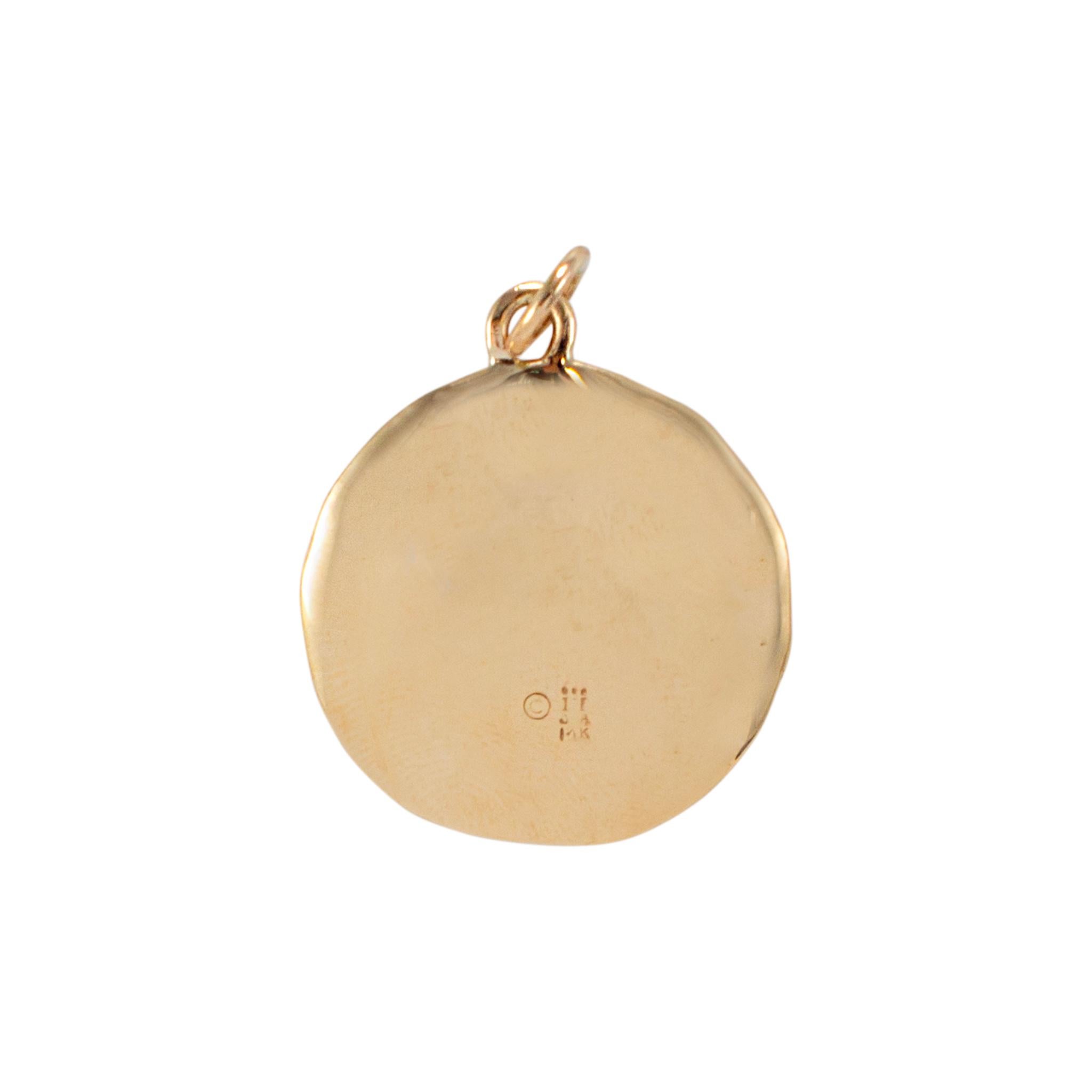 Marke: James Avery 

Metall Typ: 14K Gelbgold 

Durchmesser: 23,95 mm 

Gewicht: 5,76 Gramm

Designer 14K Gelbgold Tierkreisanhänger. Das Metall wurde getestet und es wurde festgestellt, dass es sich um 14 Karat Gelbgold handelt. Graviert mit 