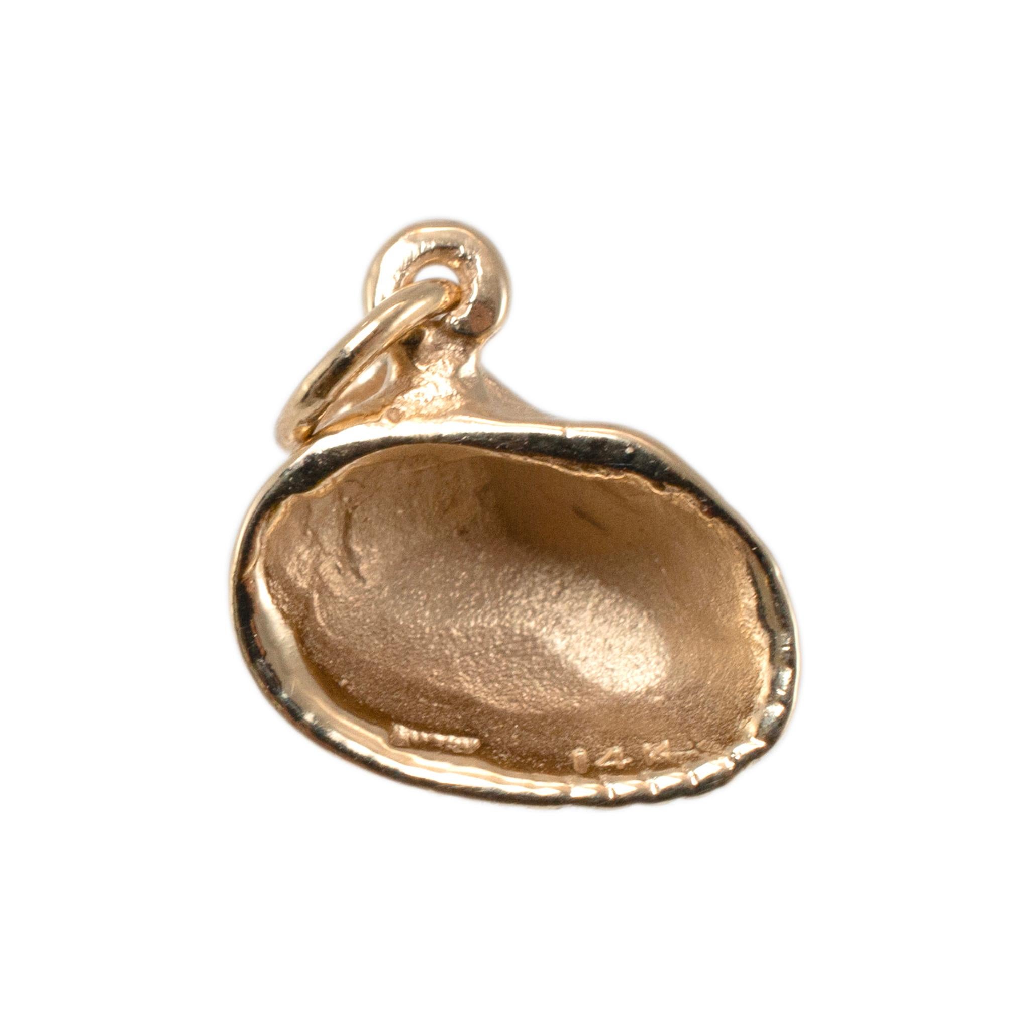 Brand: James Avery

Metal Type: 14K Yellow Gold

Length: 0.50 inches

Weight: 1.08 grams

JAMES AVERY 14K yellow gold pendant. Engraved with 