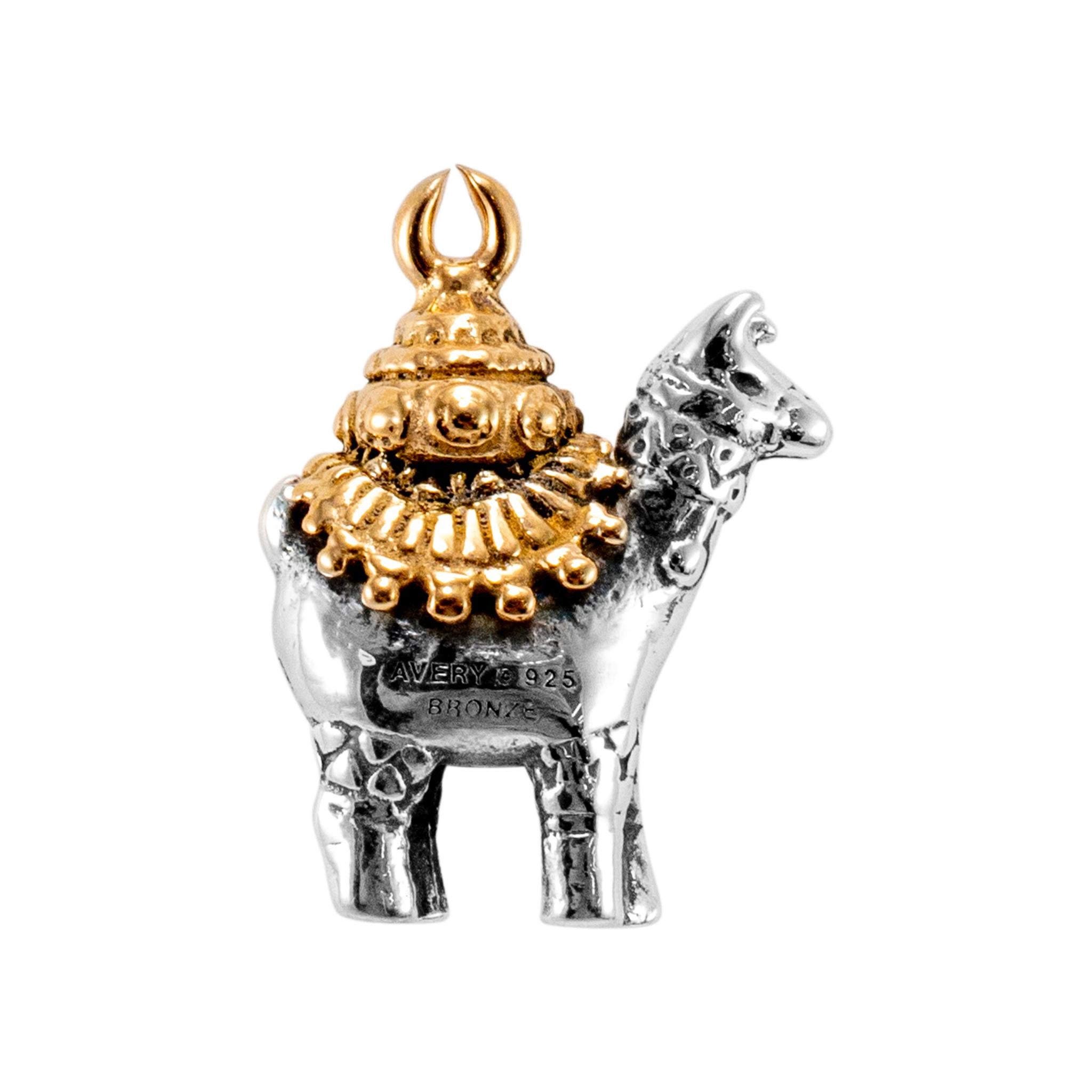 Marchio: James Avery

Genere: Unisex

Tipo di metallo: Argento 925 e Bronzo

Lunghezza: 19,85 mm

Larghezza: 12,70 mm

Peso: 5.05 grammi

Ciondolo in argento e bronzo testurizzato e lucidato realizzato dal designer. I metalli sono stati testati e
