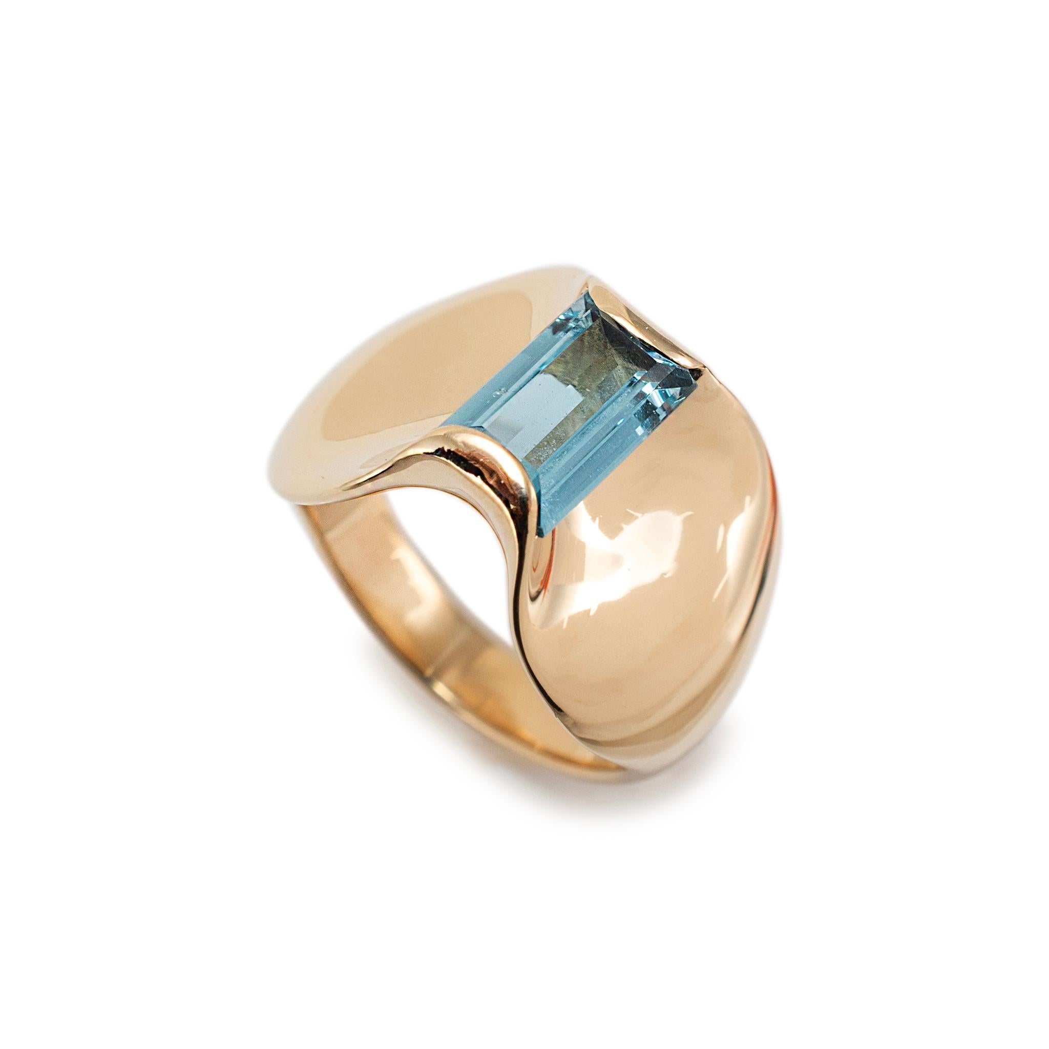 Brand: James Avery

Gender: Ladies

Metal Type: 14K Yellow Gold

Ring Size: 7.5

Width: 15.00 mm tapering to 3.80 mm

Weight: 13.50 grams

14K Yellow Gold blue topaz cocktail ring with a tapered, comfort-fit shank. The metal was tested and