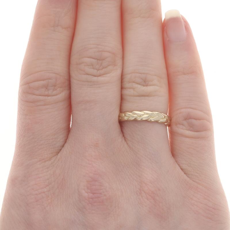 Size: 5 1/2

Brand: James Avery
Design: Rope Braid

Metal Content: 14k Yellow Gold

Style: Band
Features: Braided rope design spans the band's entire perimeter

Measurements

Face Height (north to south): 5/32