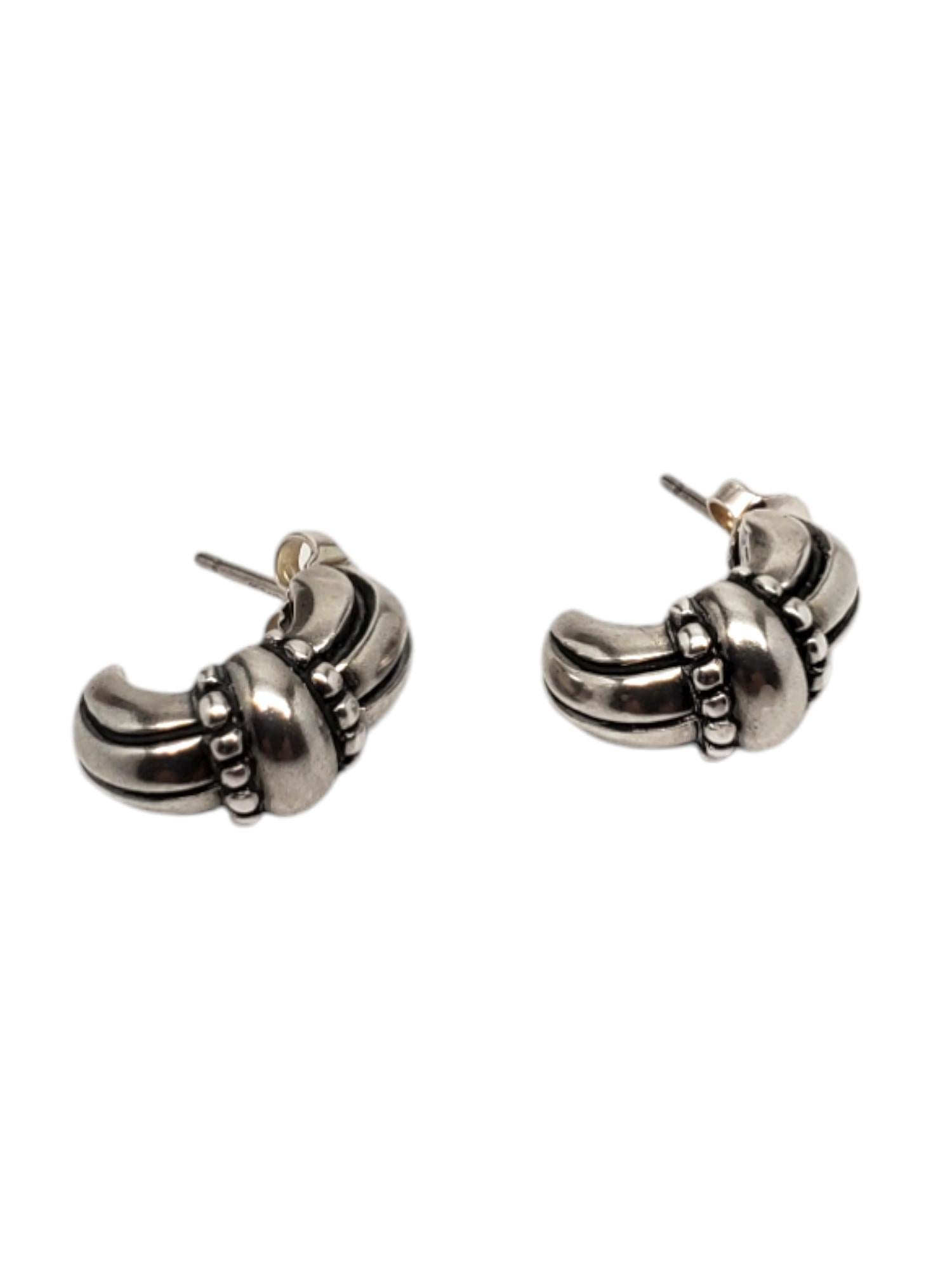 James Avery Sterling Silver Beaded Huggie Hoop Earrings -

These retired huggie earrings by James Avery features a thatched & beaded design set in classic sterling silver with butterfly backs.

Size: 16.78 by 8.61

Stamped: AVERY 925

Weigh: 5.15