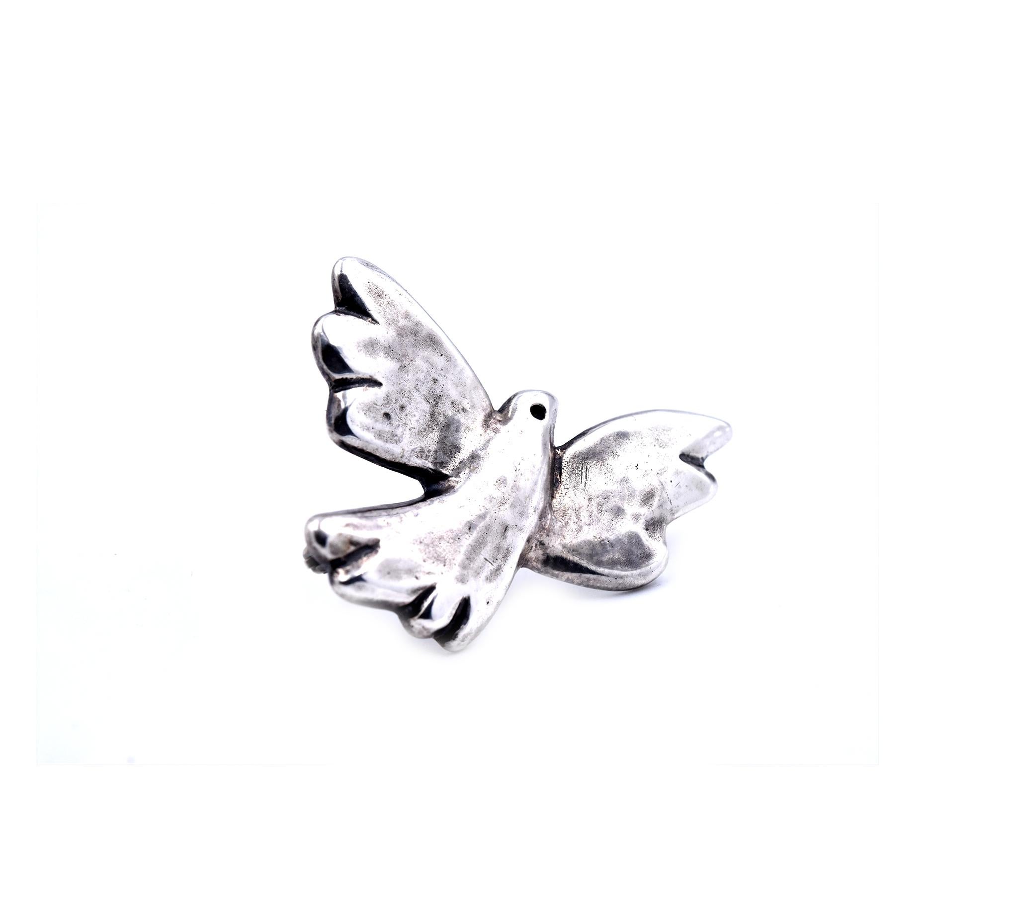 Designer: James Avery
Material: sterling silver
Dimensions: pin measures 39.60mm x 27.85mm
Weight: 12.2 grams
