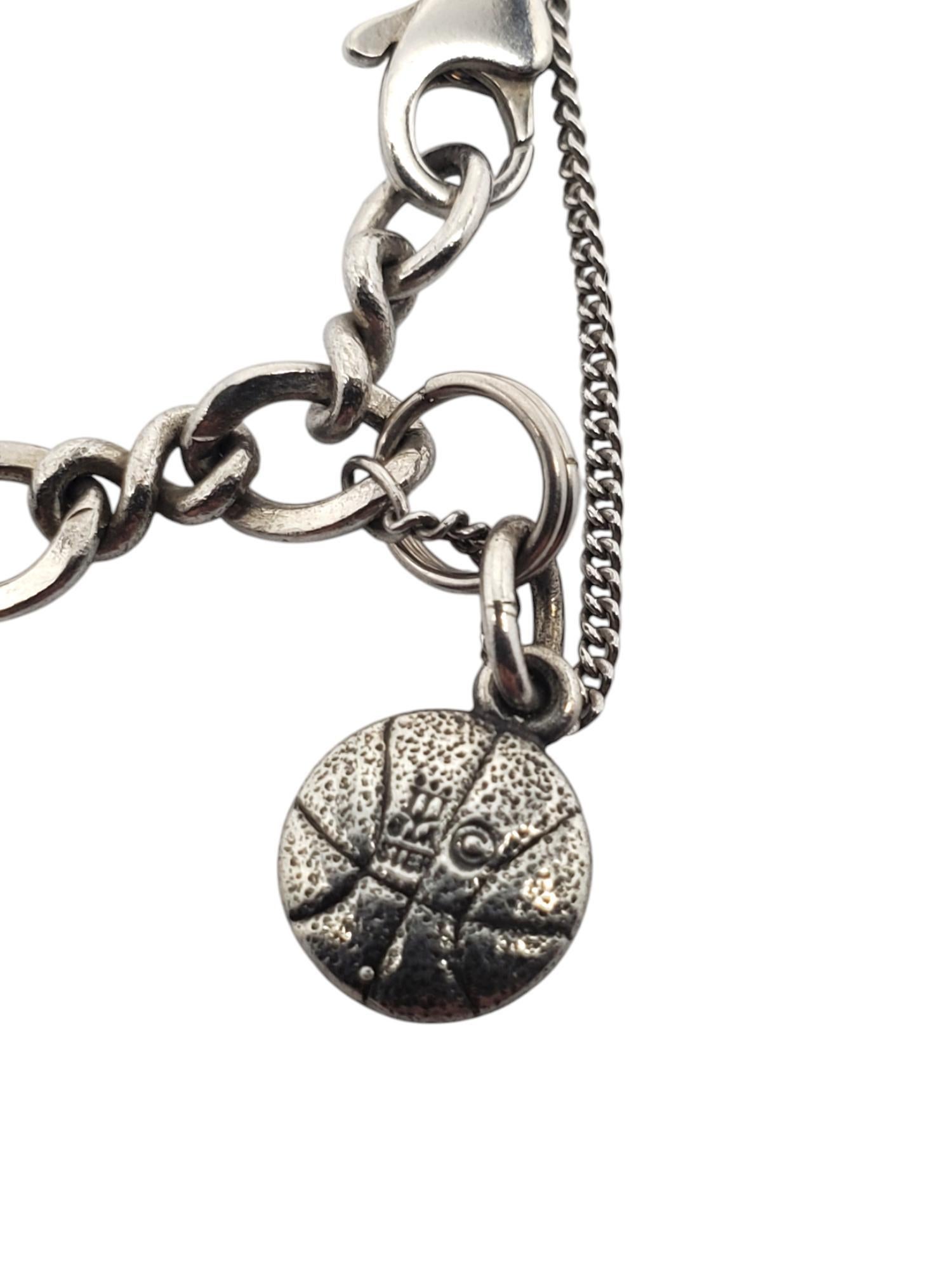 James Avery Sterling Silver Charm Bracelet 

This vintage link bracelet by James Avery features (basketball, rabbit, skis, baseball, mitt, piano) charms with toggle clasp set in sterling silver.

Size: 7 in in length

Stamped: JA STER

Weigh: 10.2