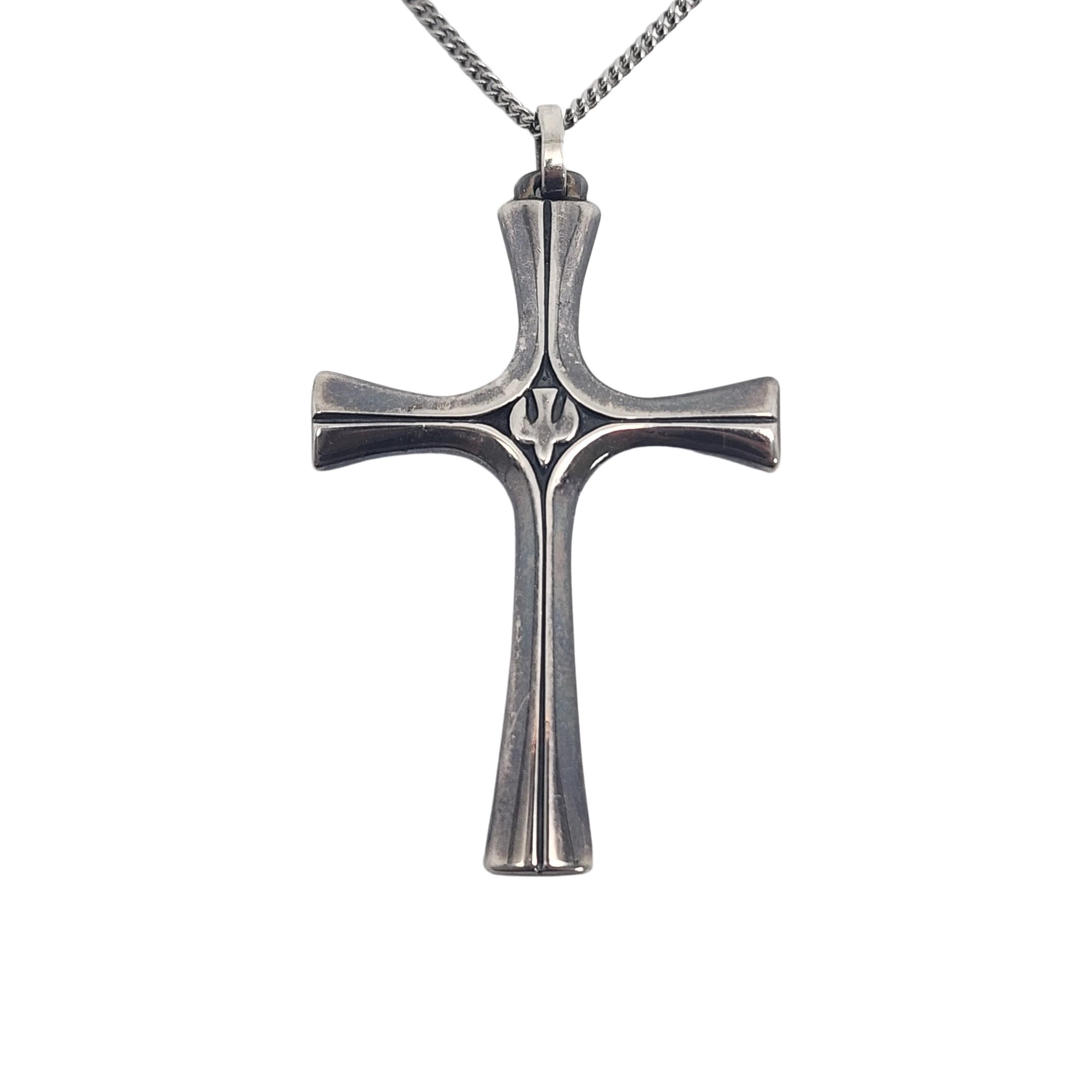 James Avery sterling silver Descending Dove Serenity Cross pendant with chain.

Beautiful cross featuring a descending dove on a thin delicate chain.

Cross measures approx 1 7/8