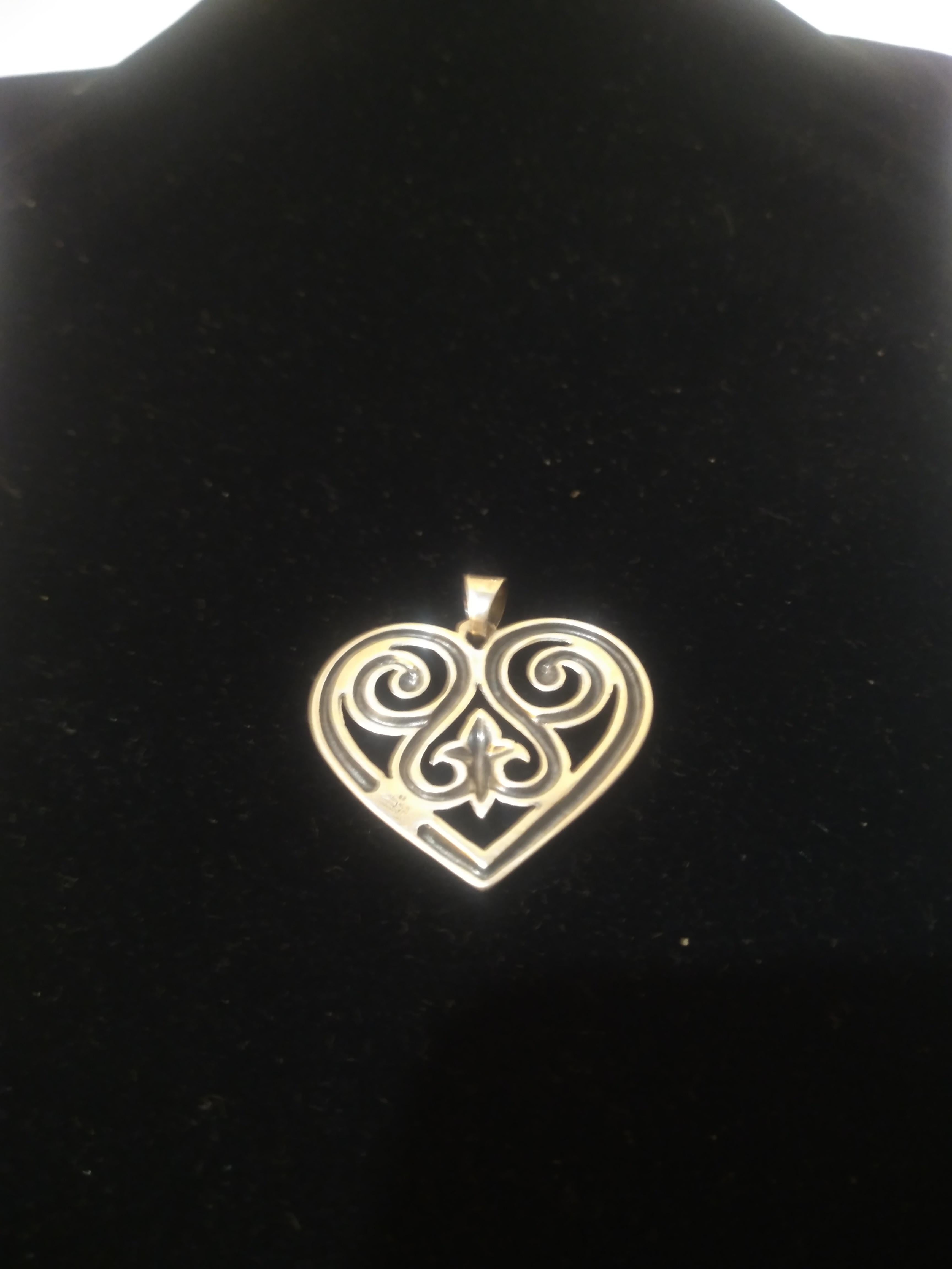This pendant is made by James Avery. It's designed in the filigree motifs. It's made of .925 sterling silver.

Great for a night out on the town.


Ready to wear.