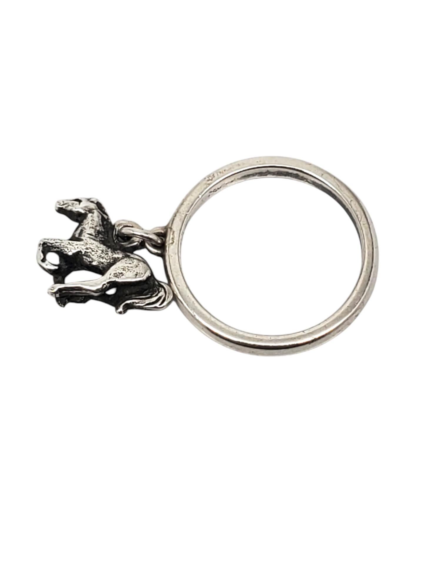 James Avery Sterling Silver Horse Dangle Ring -

This ring by James Avery is made of sterling silver and features a horse charm dangling from the ring.

Shank: 2.30 mm

Size: 6

Stamped: JAMES AVERY STER

Weigh: 2.0 dwt / 3.26 gr

Very good