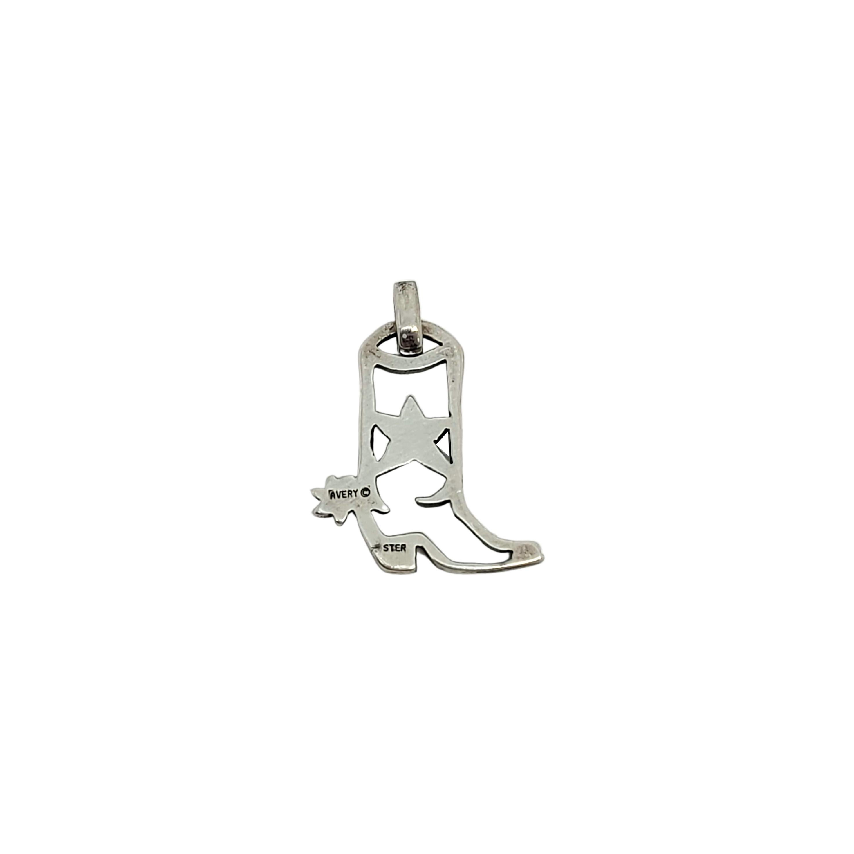 James Avery sterling silver cowboy boot charm/pendant.

Beautiful cowboy boot with openwork star design charm in sterling silver.

Measures approx 3/4