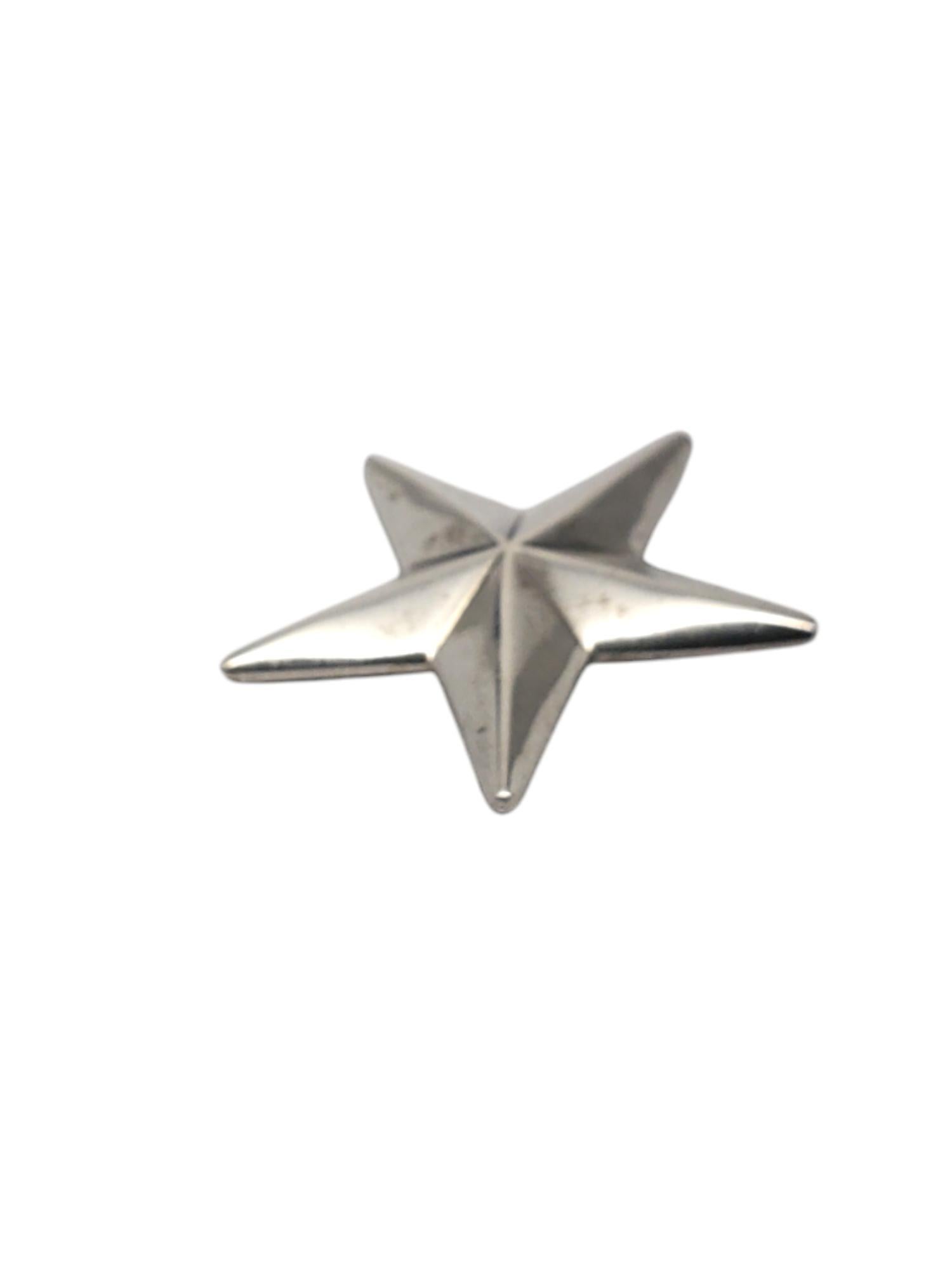 James Avery Sterling Silver Pin Brooch -

This rare retired star beveled pin brooch by James Avery is set in classic sterling silver.

Size: 35.76 mm x 37.33 mm

Stamped: AVERY STER

Weigh: 5.73 dwt / 8.91 gr

Very good condition, professionally