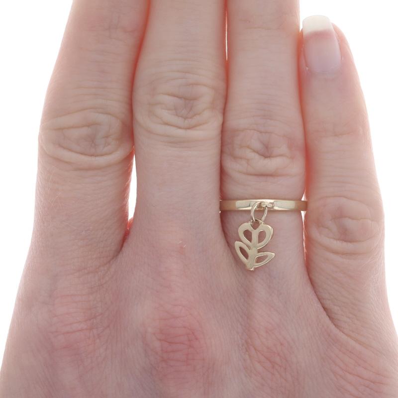 Size: 4 1/2
Sizing Fee: Up 2 sizes for $35 or Down 2 sizes for $30

Brand: James Avery
Design: Tulip

Metal Content: 14k Yellow Gold

Style: Charm Dangle
Theme: Flower
Features: Open Cut Detailing

Measurements
Face Height (north to south including