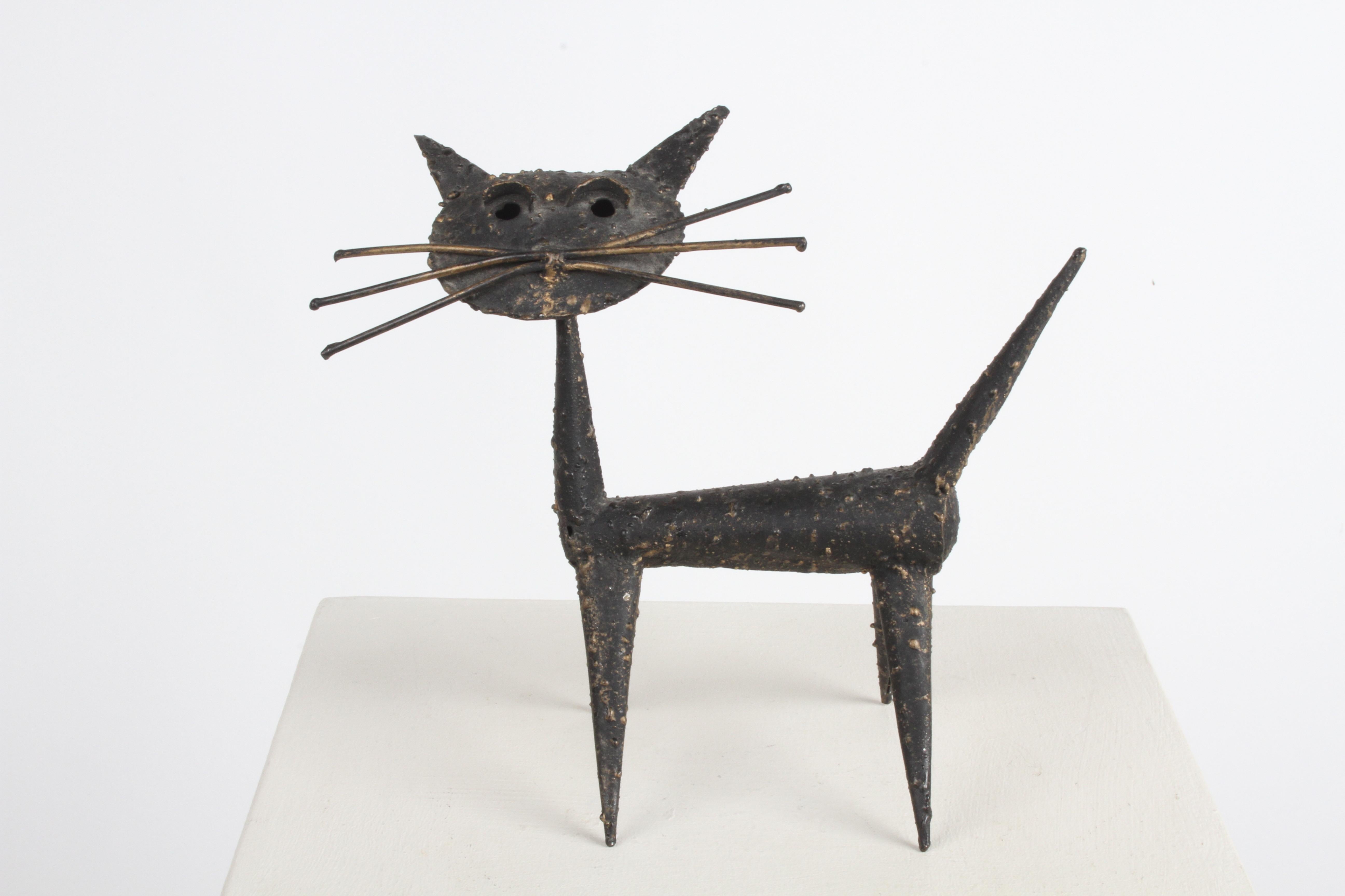 Dans le style du moderniste James Bearden, cette sculpture de chat brutaliste MCM des années 1960, en métal et bronze, présente une patine noire appliquée avec des reflets de bronze. En bon état, ne semble pas avoir été signé.