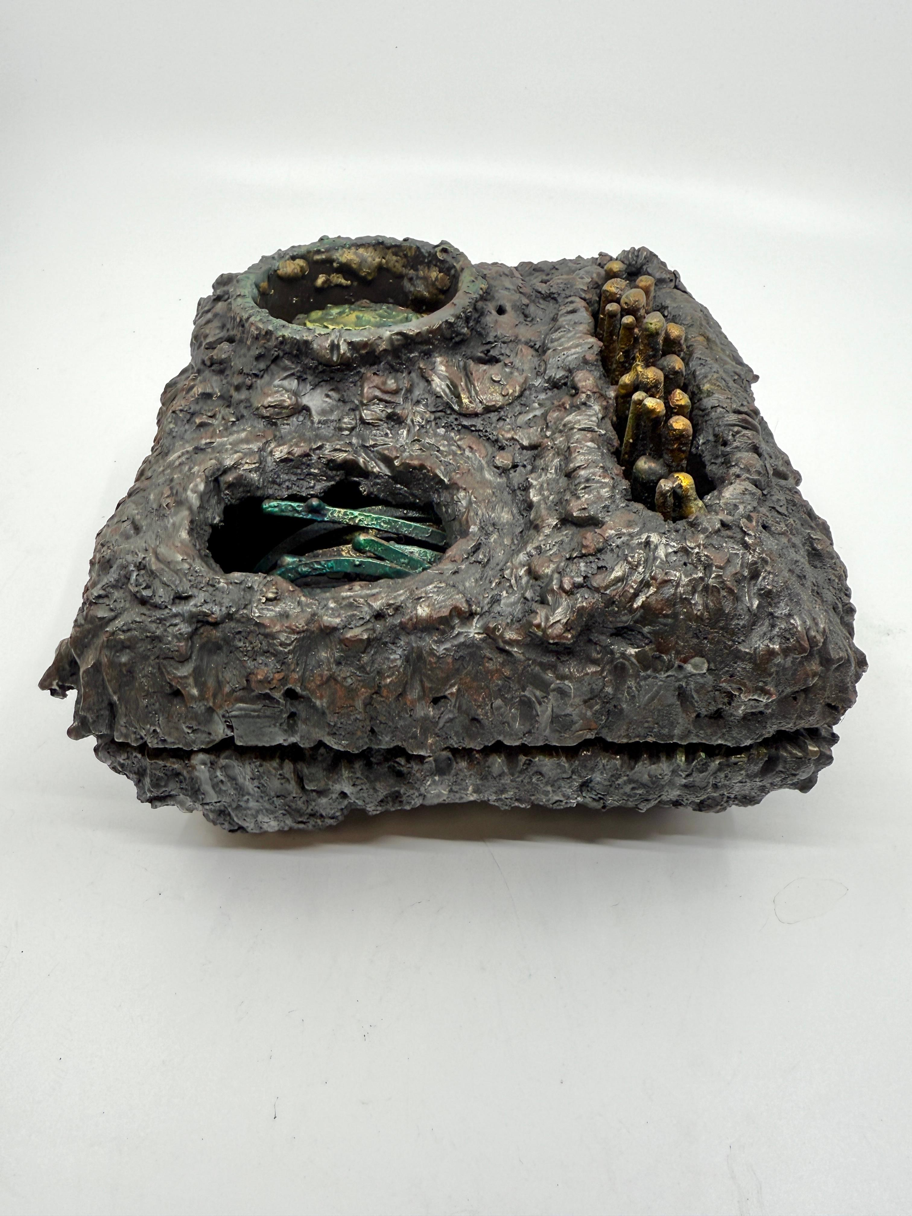 Une magnifique boîte de confinement brutaliste en acier découpé au chalumeau, en bronze teinté et en émail de verre, réalisée par le célèbre artiste de Des Moines, dans l'Iowa, James Bearden. Il fait partie d'une série de trois. Veuillez consulter