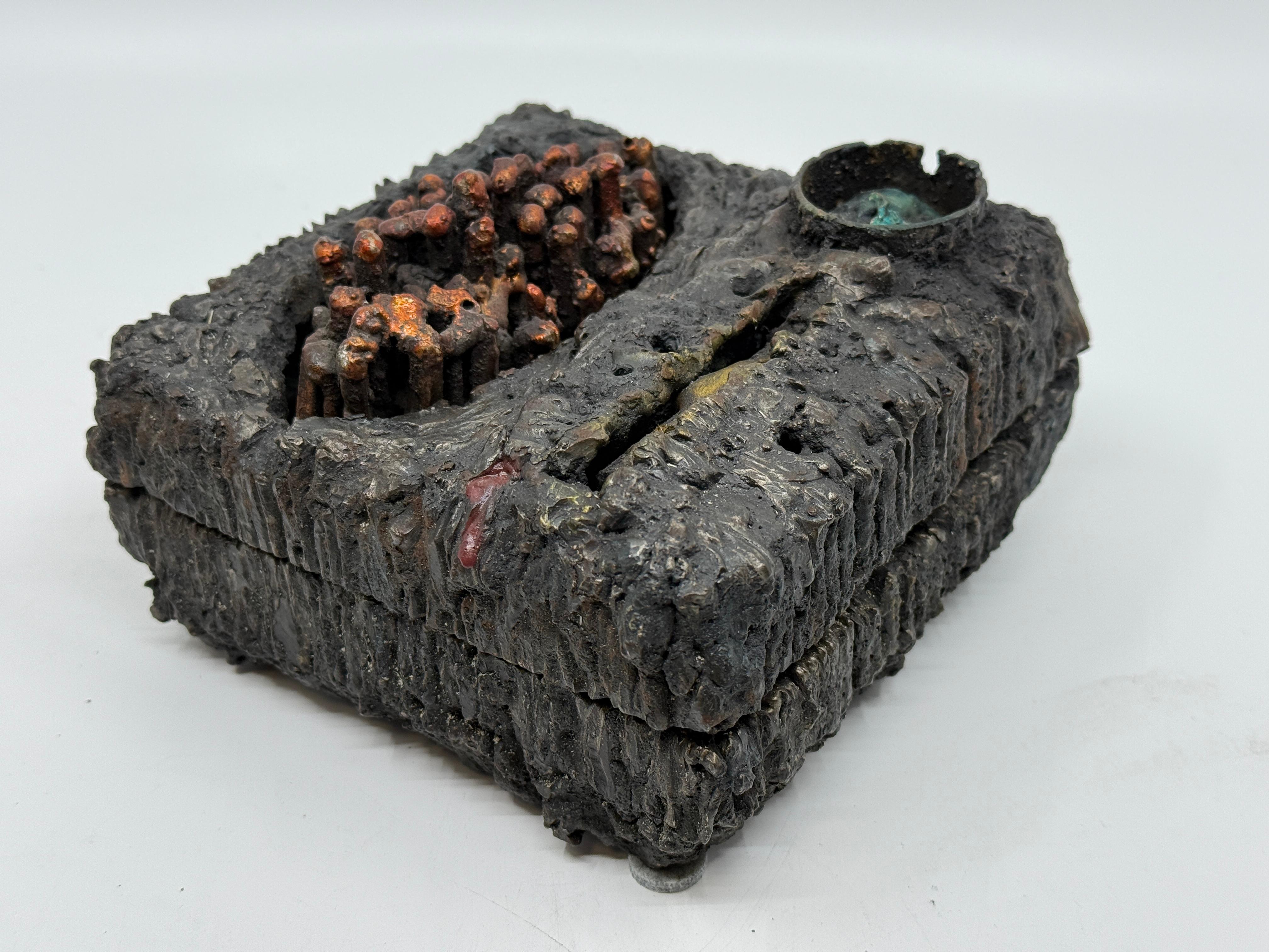 Eine schöne brutalistische Fackel geschnitten Stahl, gefärbte Bronze und Glas-Emaille Containment-Box von der bekannten Des Moines Iowa Künstler James Bearden. Sie ist eine von drei Serien. Bitte beachten Sie auch die anderen auf dieser Website
