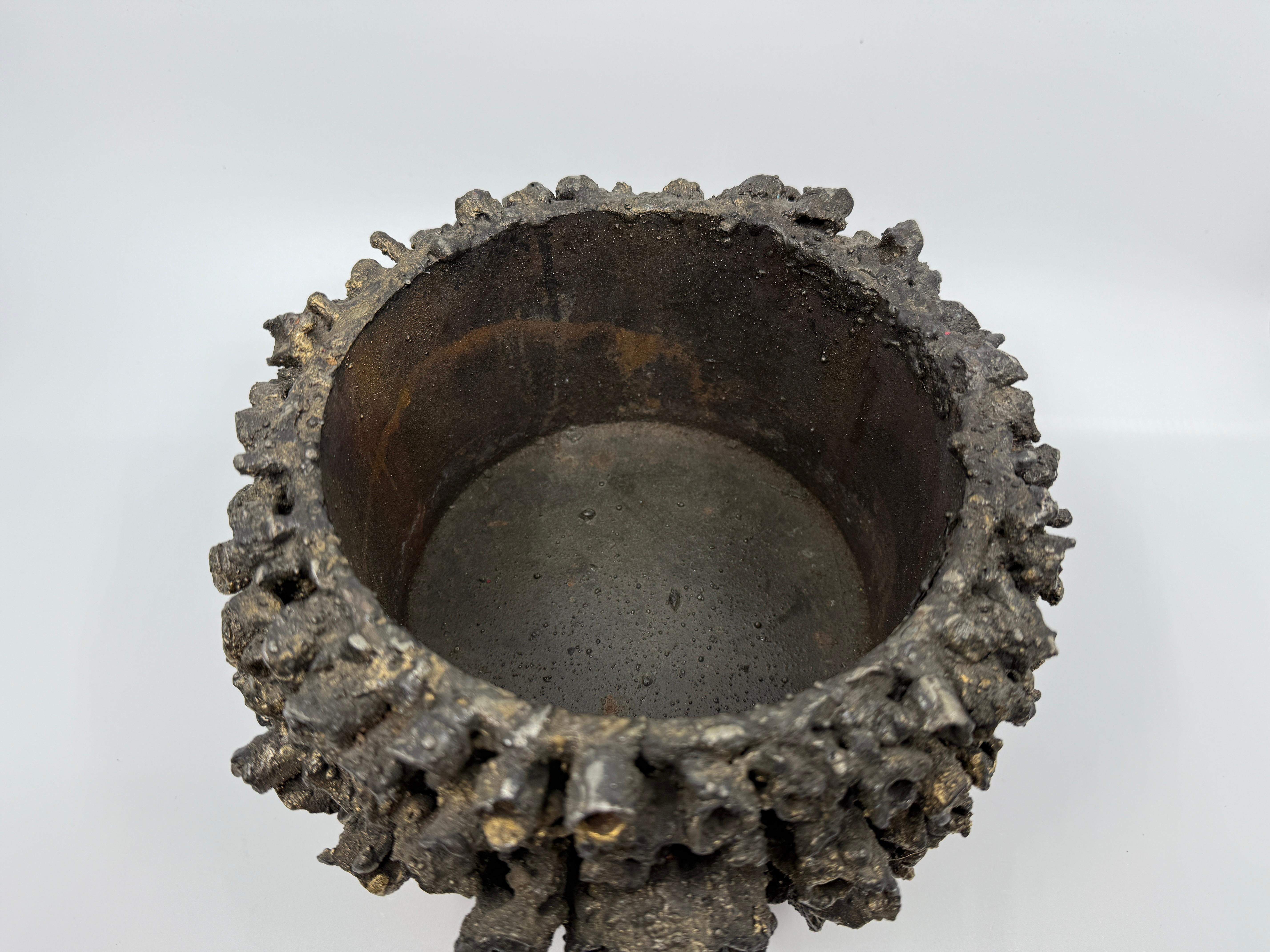 Brutalistisches Gefäß aus Stahl und Bronze im Torch Cut-Schliff von James Bearden im Zustand „Gut“ im Angebot in Palm Springs, CA