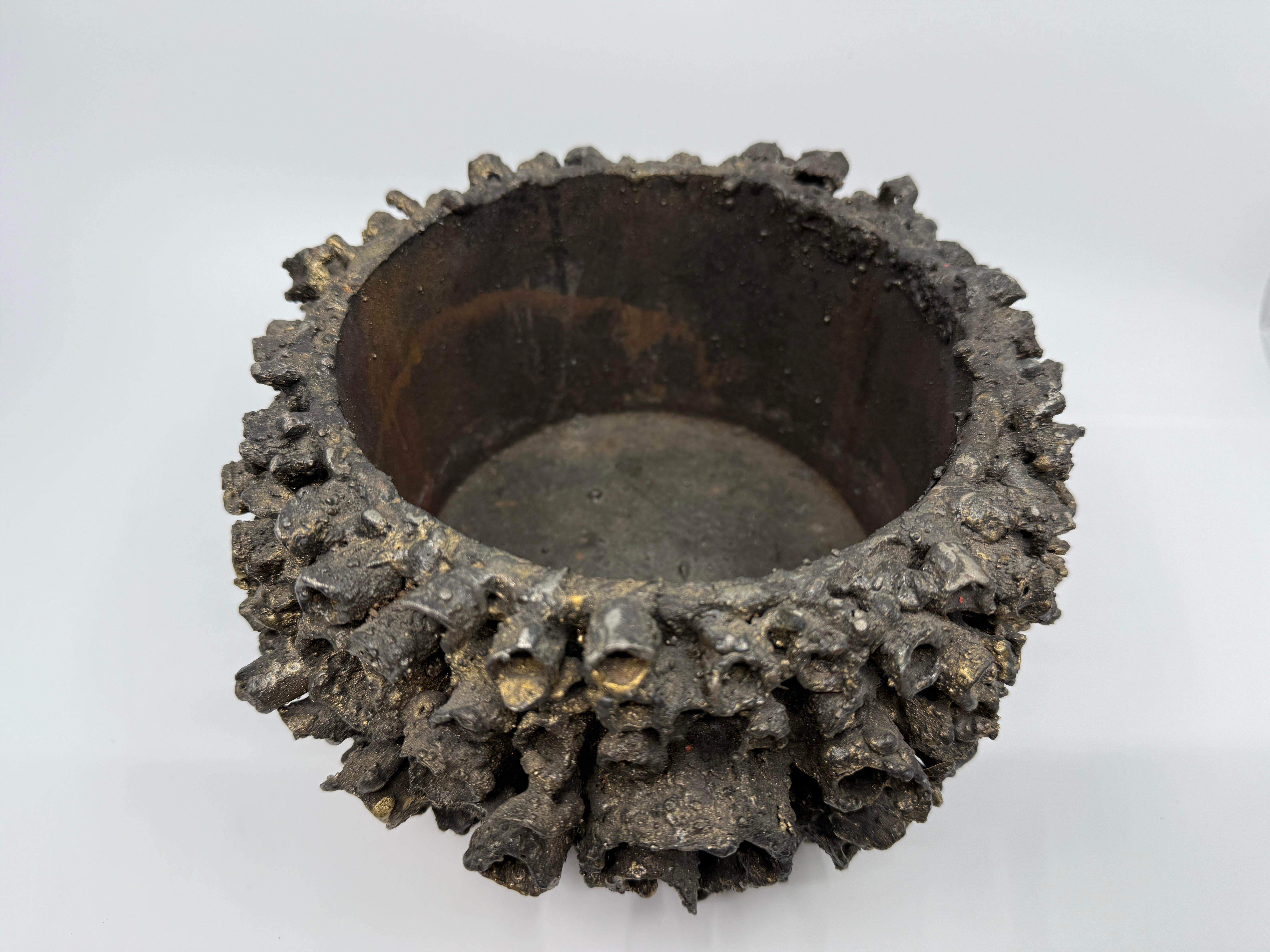 Brutalistisches Gefäß aus Stahl und Bronze im Torch Cut-Schliff von James Bearden (21. Jahrhundert und zeitgenössisch) im Angebot