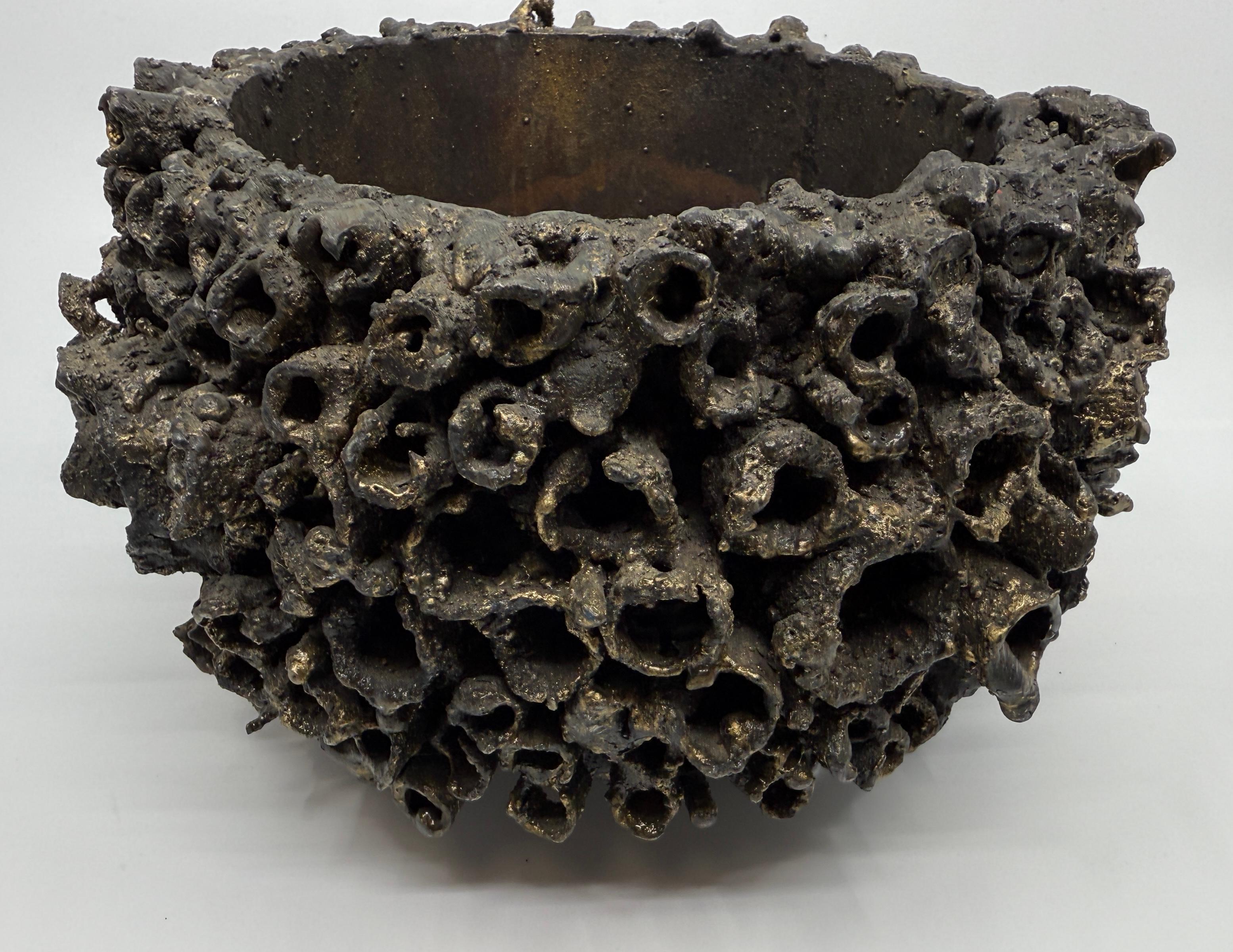 Brutalistisches Gefäß aus Stahl und Bronze im Torch Cut-Schliff von James Bearden im Angebot 1