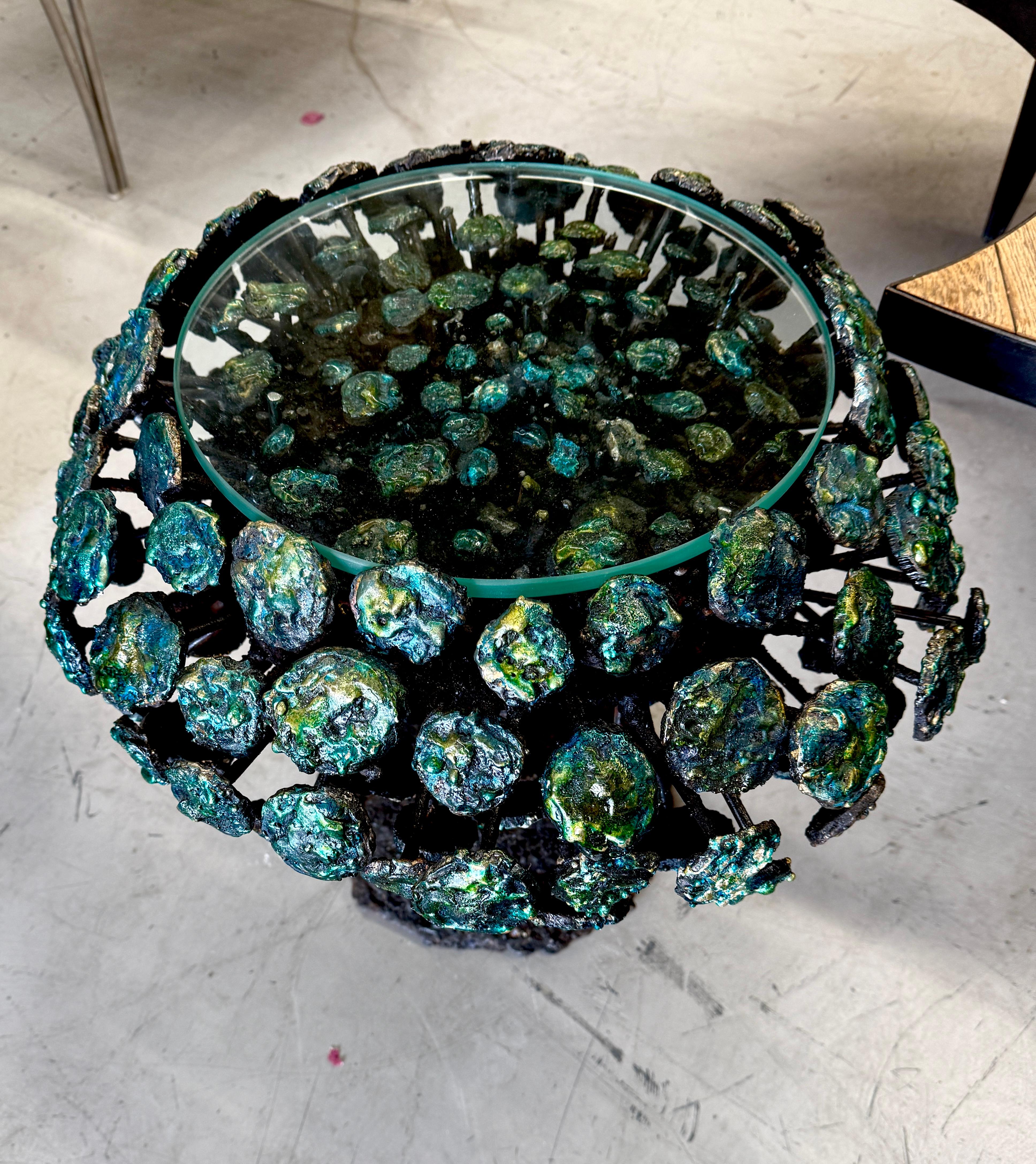 Un impresionante par de mesas de vaina del célebre artista de Iowa James Bearden. Estas tablas creo que datan de mediados de 2010. Están bellamente fabricados en acero ennegrecido y bronce patinado. Tienen inserciones de cristal en la parte