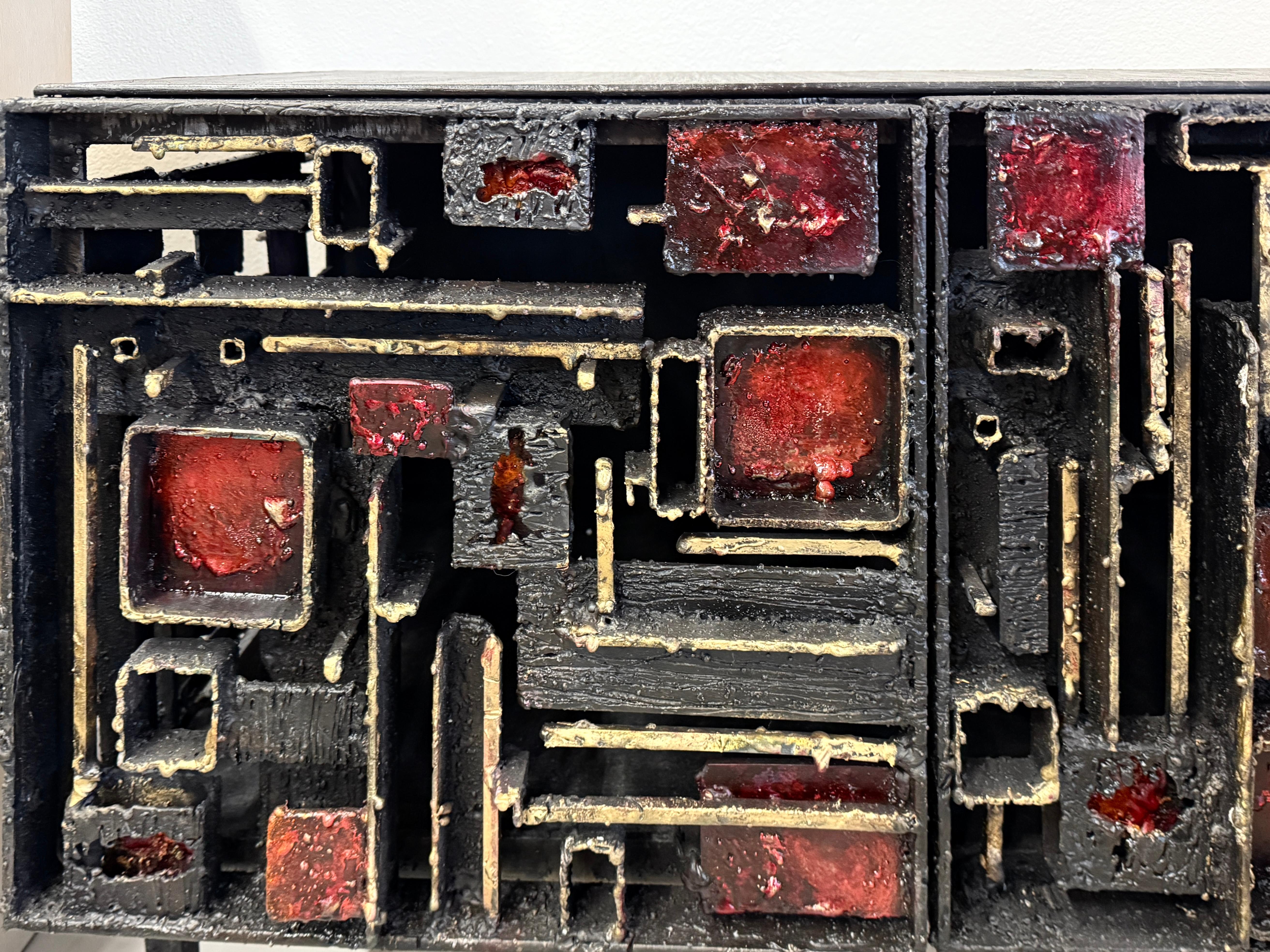 Un meraviglioso mobile del noto artista e artigiano di Des Moines Iowa James Bearden. Il pezzo è realizzato in acciaio con finitura in bronzo e smalto di vetro ed è elegantemente costruito con due ante. Un altro straordinario capolavoro di un