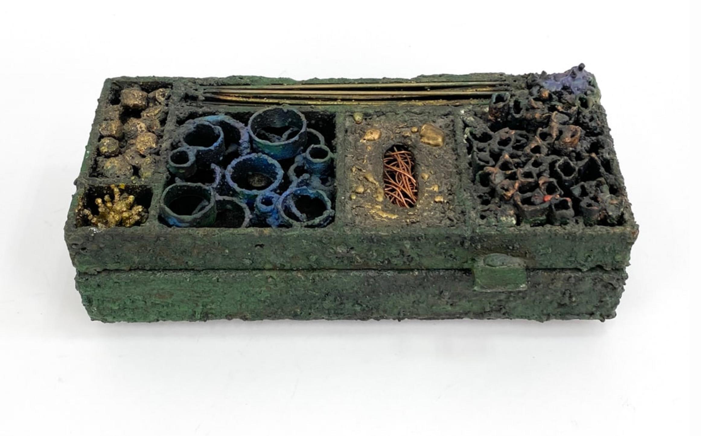 Ein atemberaubendes, einzigartiges Schmuckkästchen aus patiniertem Stahl mit 24-karätigem Blattgold, Bronze, Kupfer und Glasemail des bekannten Künstlers James Bearden, ca. 2017. Paraphierung JB auf der Unterseite. Abmessungen: H 5,5