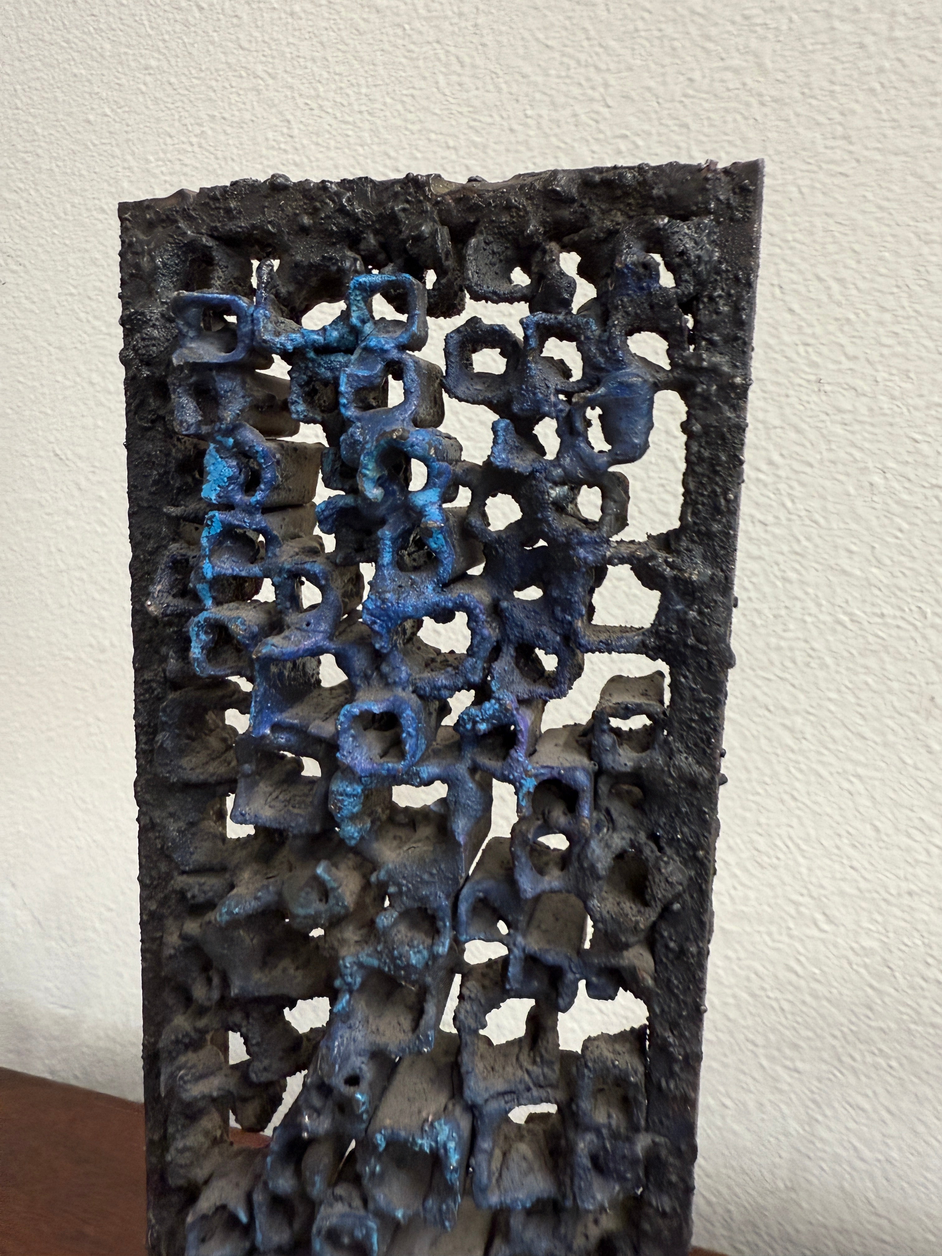 Una meravigliosa scultura brutalista in acciaio tagliato a cannello del noto artista di Des Moines, Iowa, James Bearden. Questo pezzo è stato acquistato direttamente dall'artista. Ottimo colore e patina. 
In buone condizioni, con alcune piccole