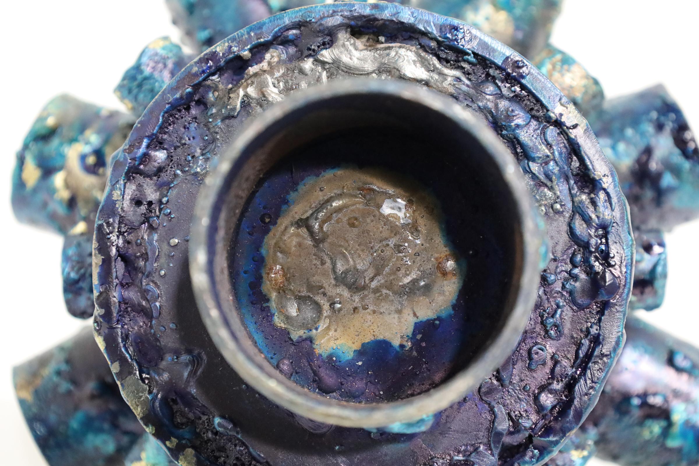 Bronce de James Bearden sobre recipiente de acero tallado por plasma, teñido con disolvente. Firma soldada en la parte inferior. 

Del sitio web del artista:
James Bearden es un célebre escultor y diseñador estadounidense cuya obra fusiona la fuerza