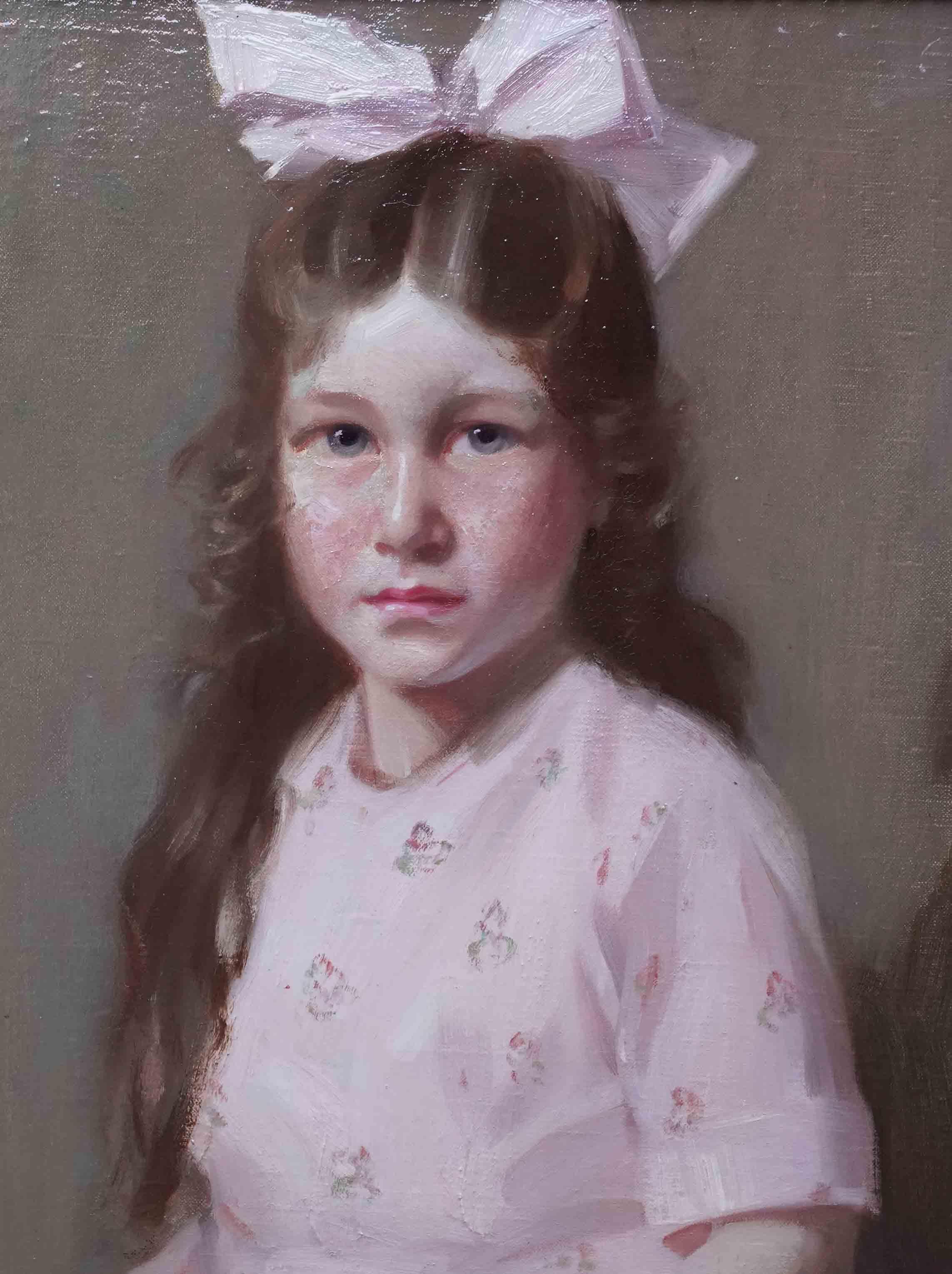 Cet adorable portrait à l'huile écossais est l'œuvre du célèbre portraitiste James Bell Anderson, qui travaillait dans son studio de Glasgow. Elle a été peinte en 1919 et est signée et datée. Il s'agit du portrait d'une jeune fille vêtue d'une robe