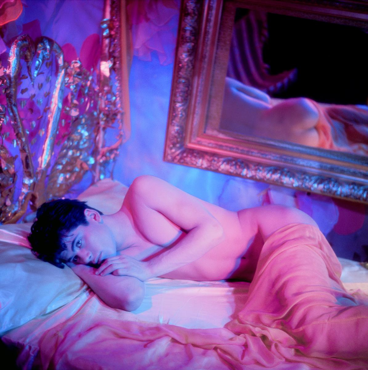 James Bidgood Nude Photograph – Bobby liegt im Bett