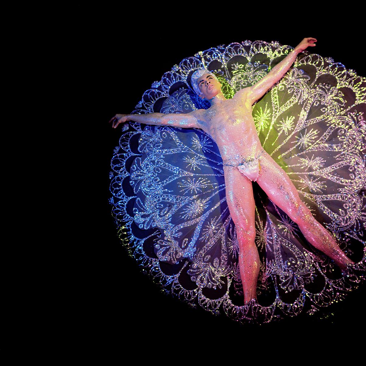 Jack Frost su fiocco di neve con sfondo nero - Photograph di James Bidgood