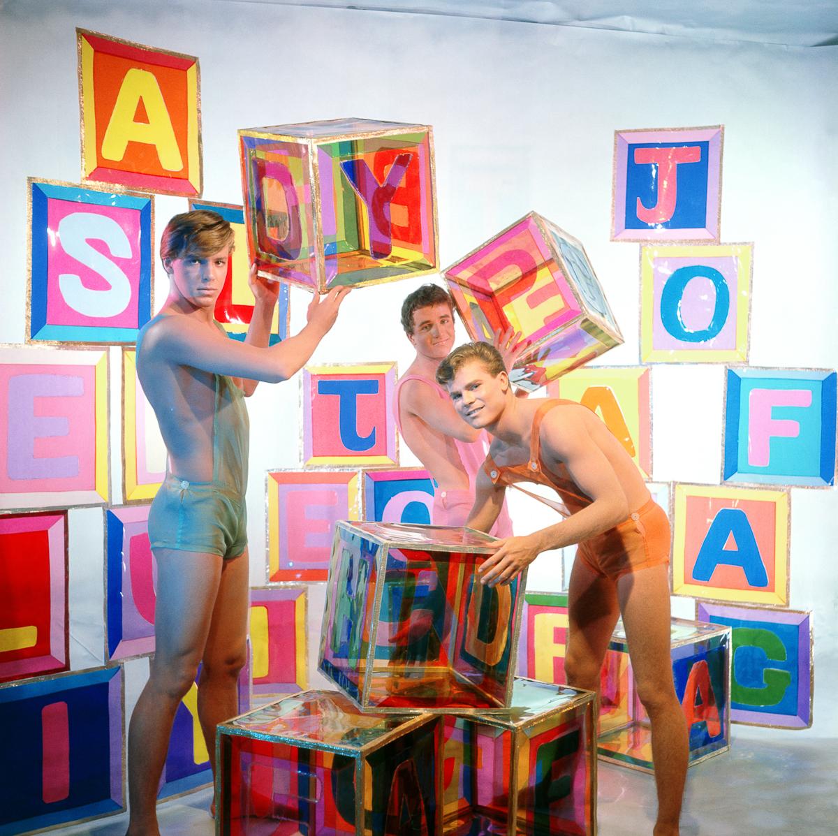 Nude Photograph de James Bidgood - Tres niños con jerseys de organza