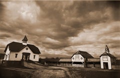 Zeitgenössische ländliche Landschaft in Sepia-Tönen mit Hütten (Bauern)