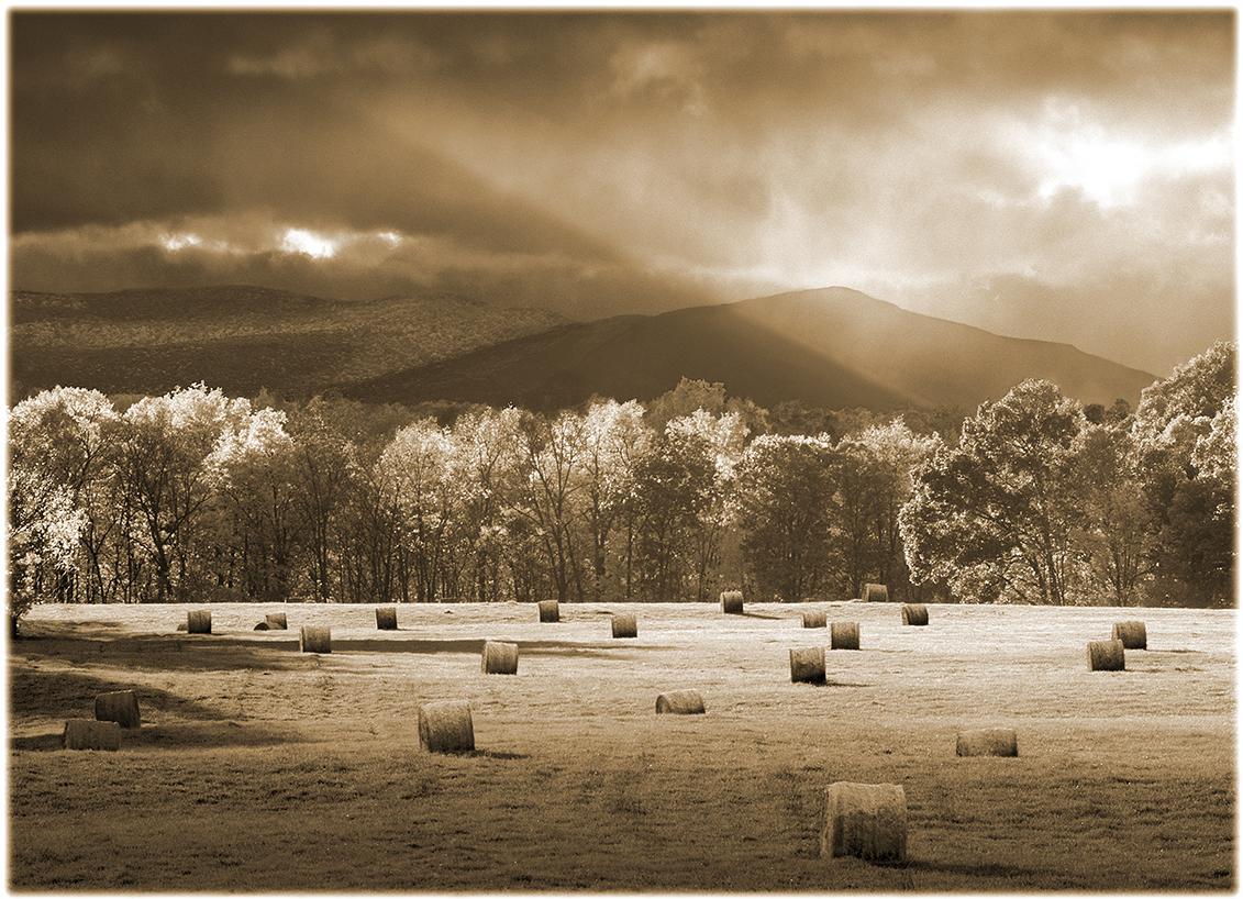 James Bleecker Landscape Photograph – Hay Field und Catskills, NY (Hudson Valley Landschaftsfotografie in Sepia)