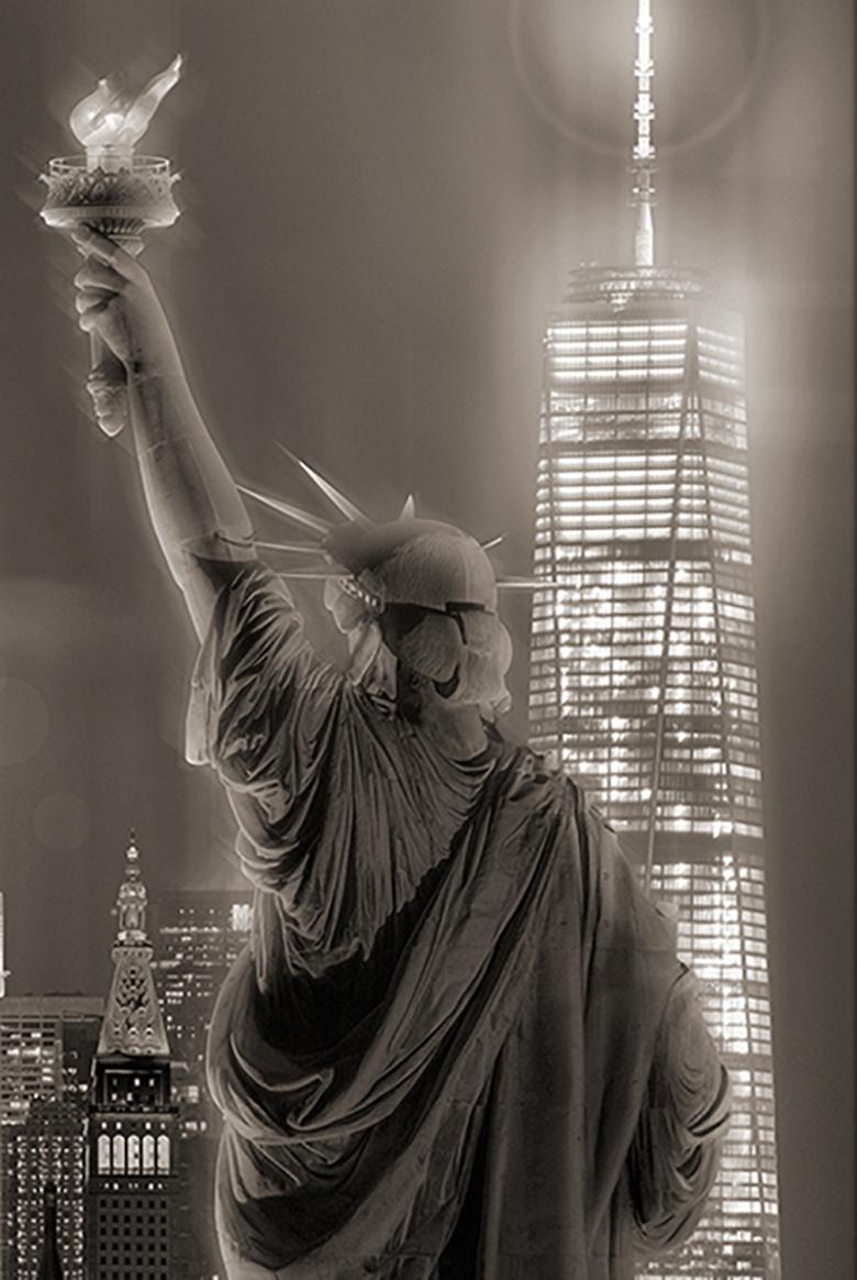 Blick auf Manhattan vom Upper Harbor (New York City Skyline & The Statue of Liberty) – Photograph von James Bleecker