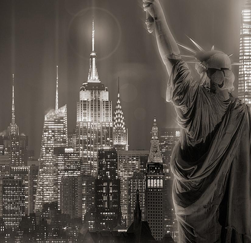 Blick auf Manhattan vom Upper Harbor (New York City Skyline & The Statue of Liberty) (Zeitgenössisch), Photograph, von James Bleecker