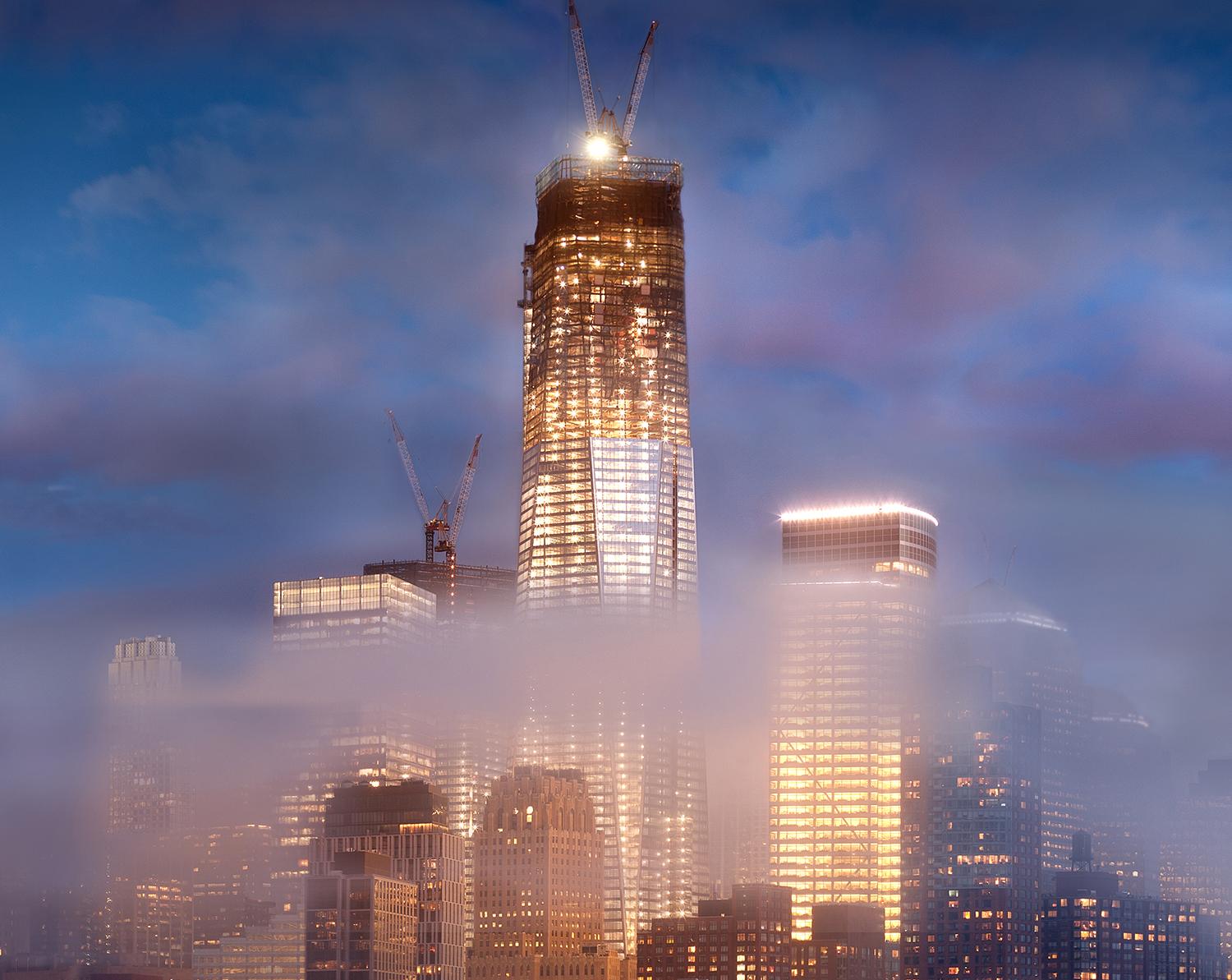 One World Trade Center 11 (Panoramiklandschaft mit Farbdruck des Freedom Tower) – Photograph von James Bleecker