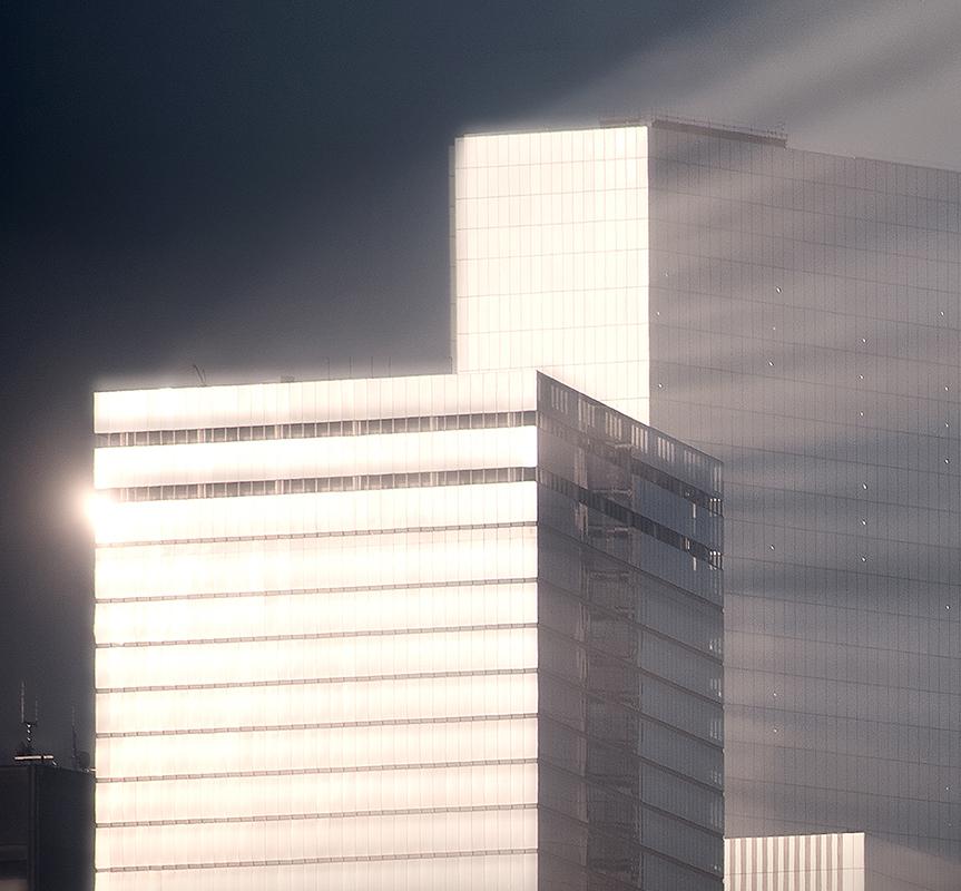 One World Trade Center 15 (Sunlit New York Freedom Tower, photo couleur de paysage urbain) - Photograph de James Bleecker