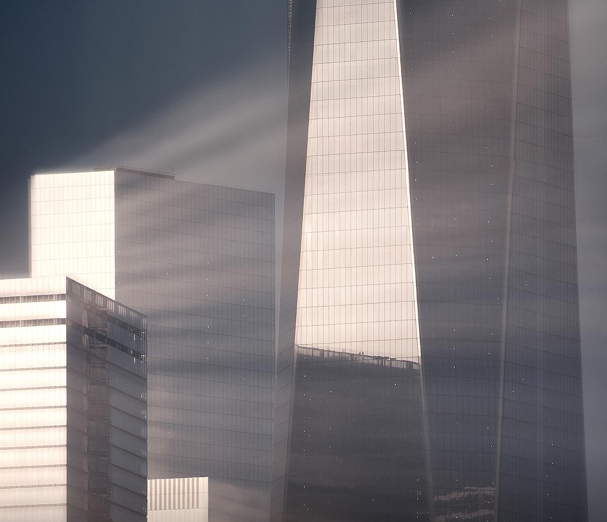 One World Trade Center 15 (Sunlit New York Freedom Tower, photo couleur de paysage urbain) - Contemporain Photograph par James Bleecker