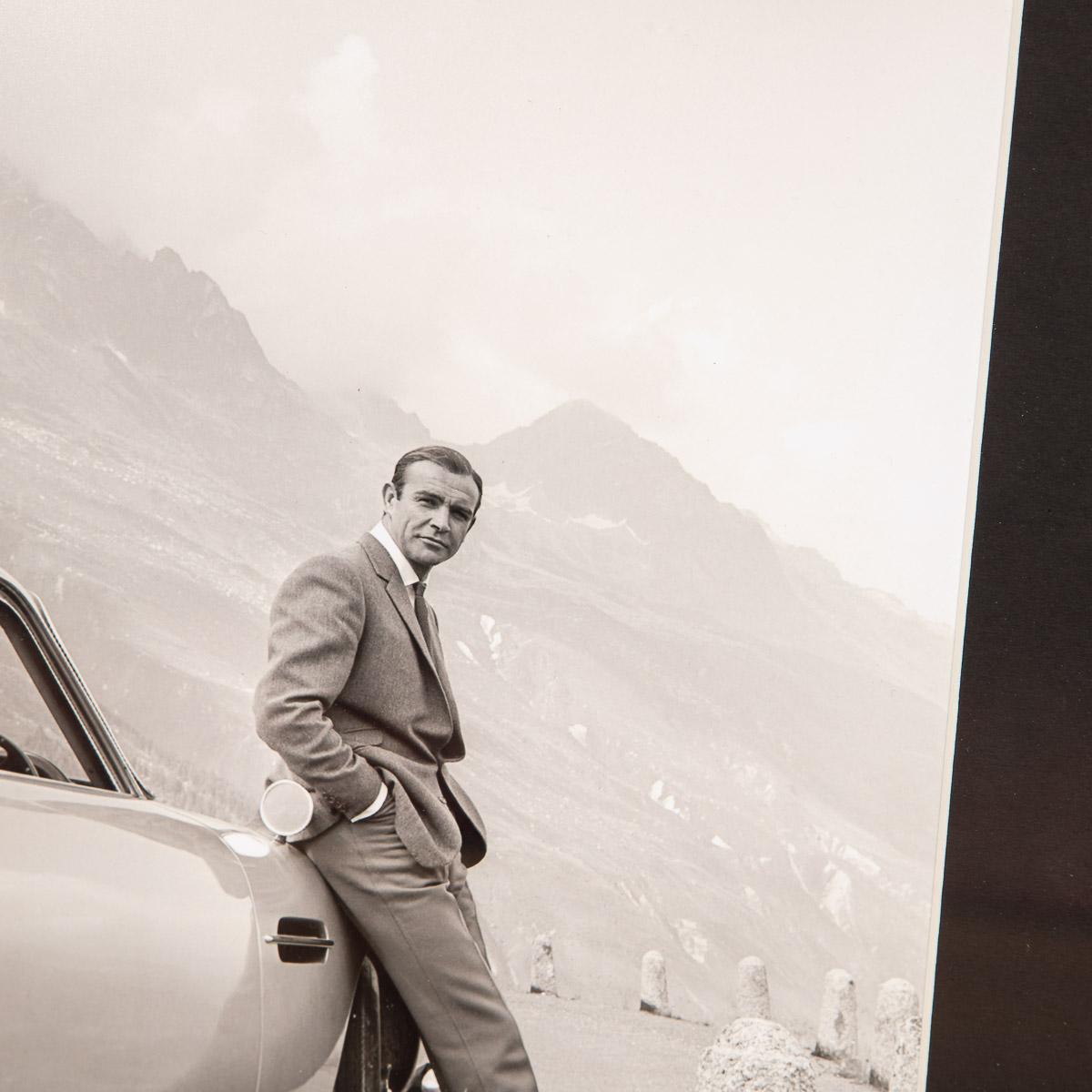 James Bond 007 Sean Connery Aston Martin DB5 Gerahmte Fotografie mit Signatur im Zustand „Gut“ in Royal Tunbridge Wells, Kent